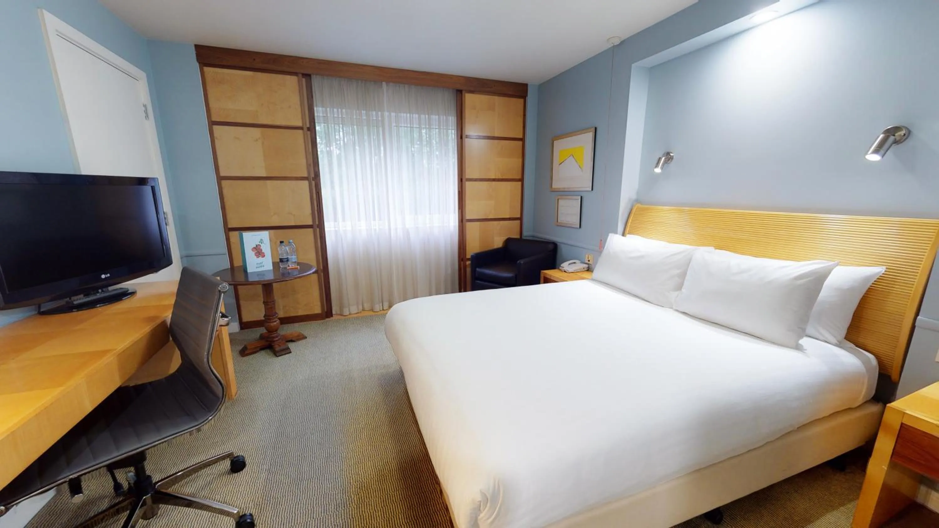 Photo of the whole room, Bed in Holiday Inn Cambridge by IHG