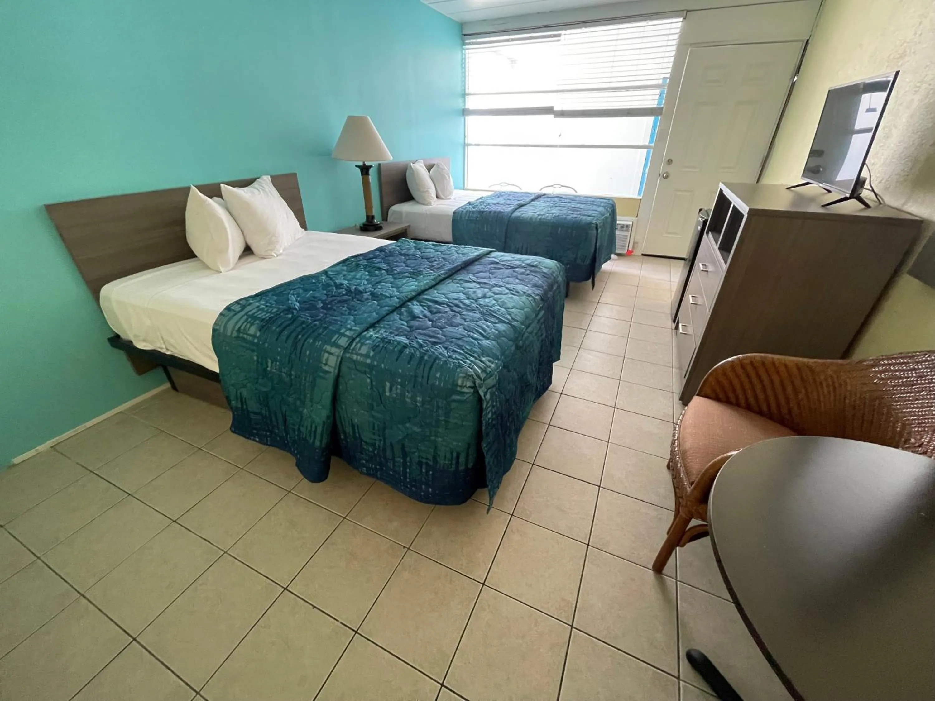 Bed in Bird of Paradise Motel