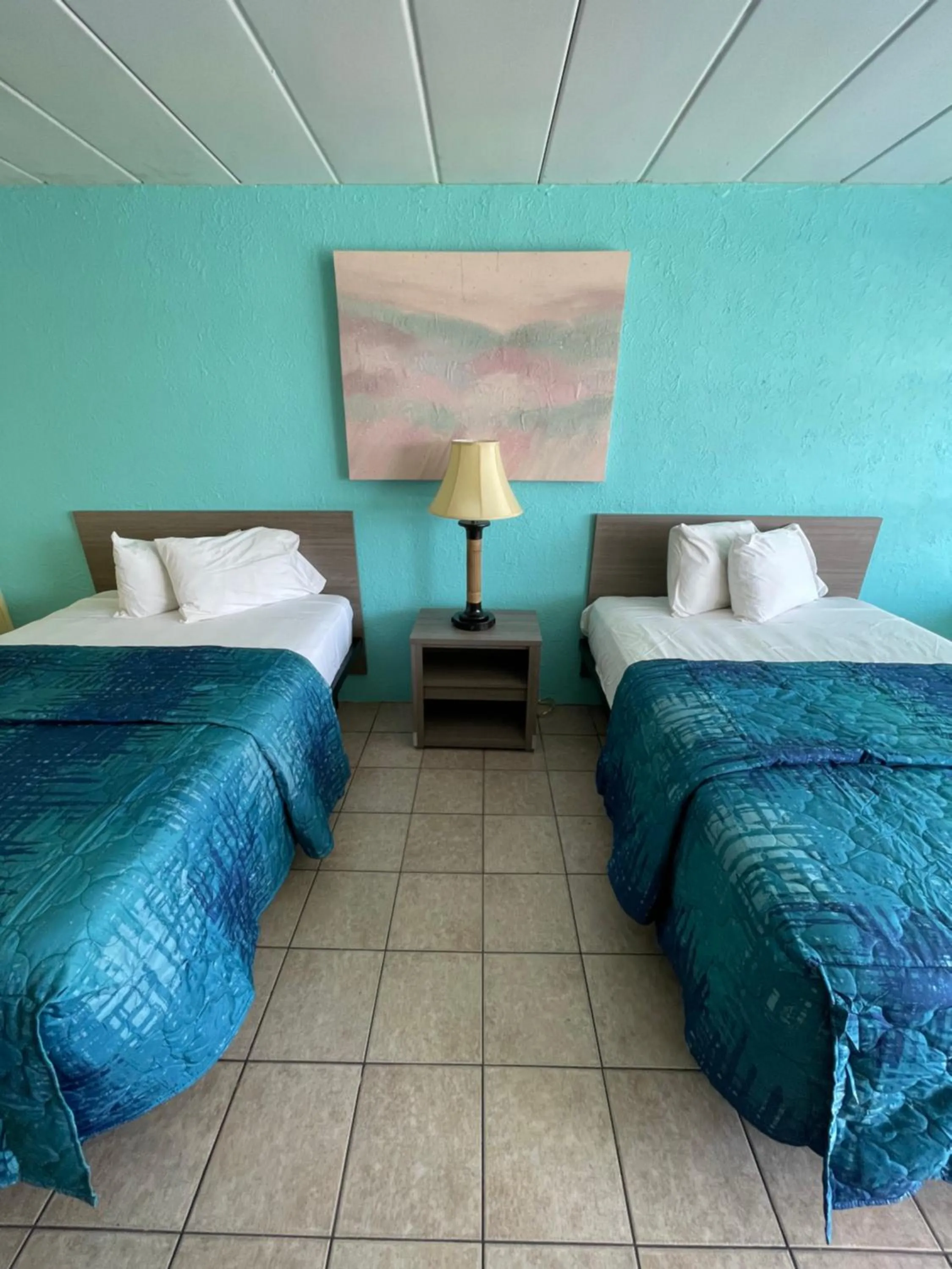 Bed in Bird of Paradise Motel