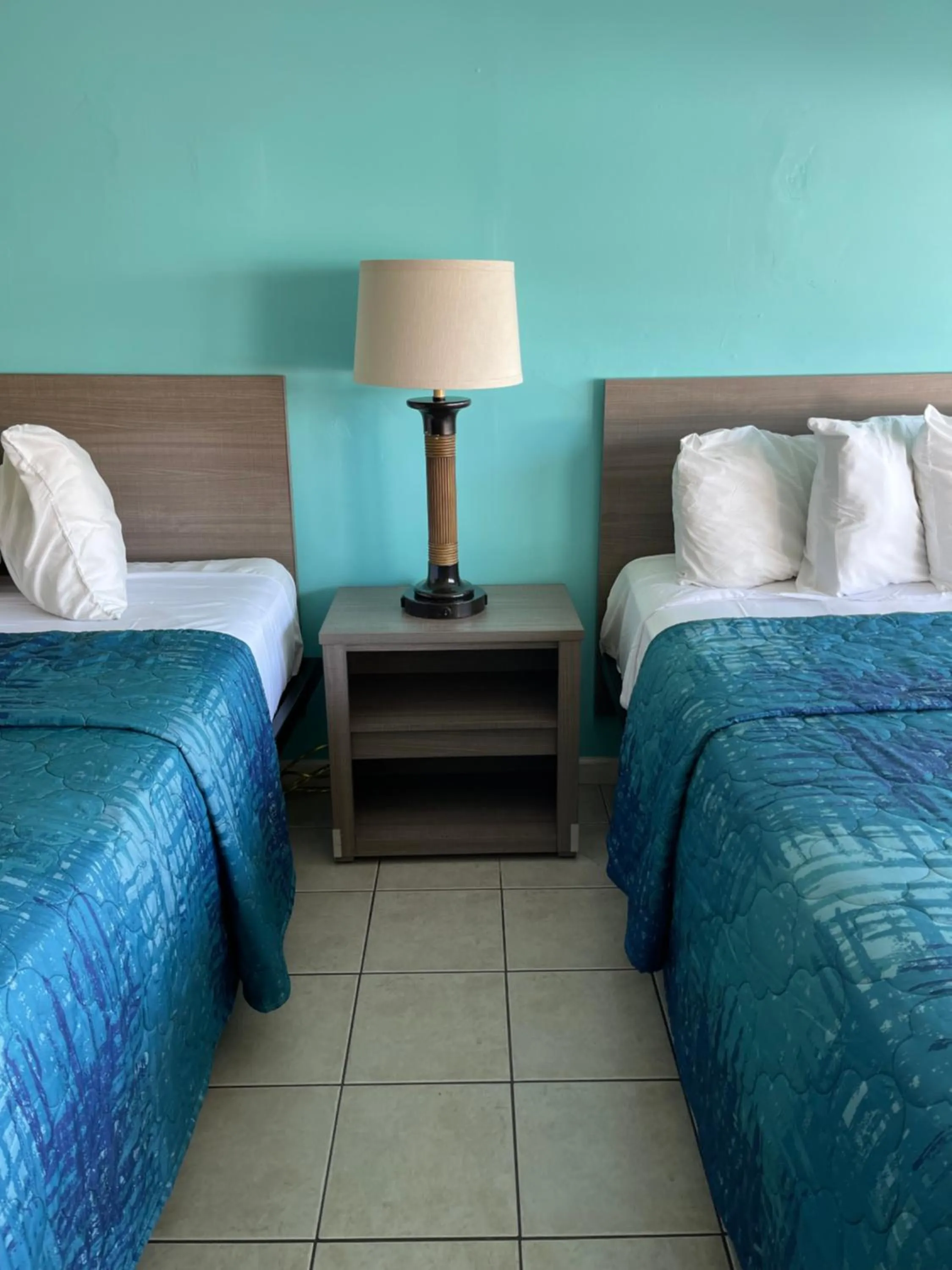 Bed in Bird of Paradise Motel