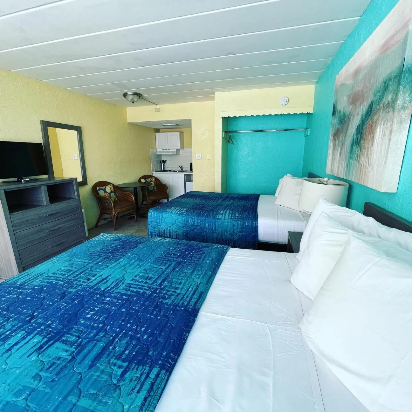 Photo of the whole room, Bed in Bird of Paradise Motel