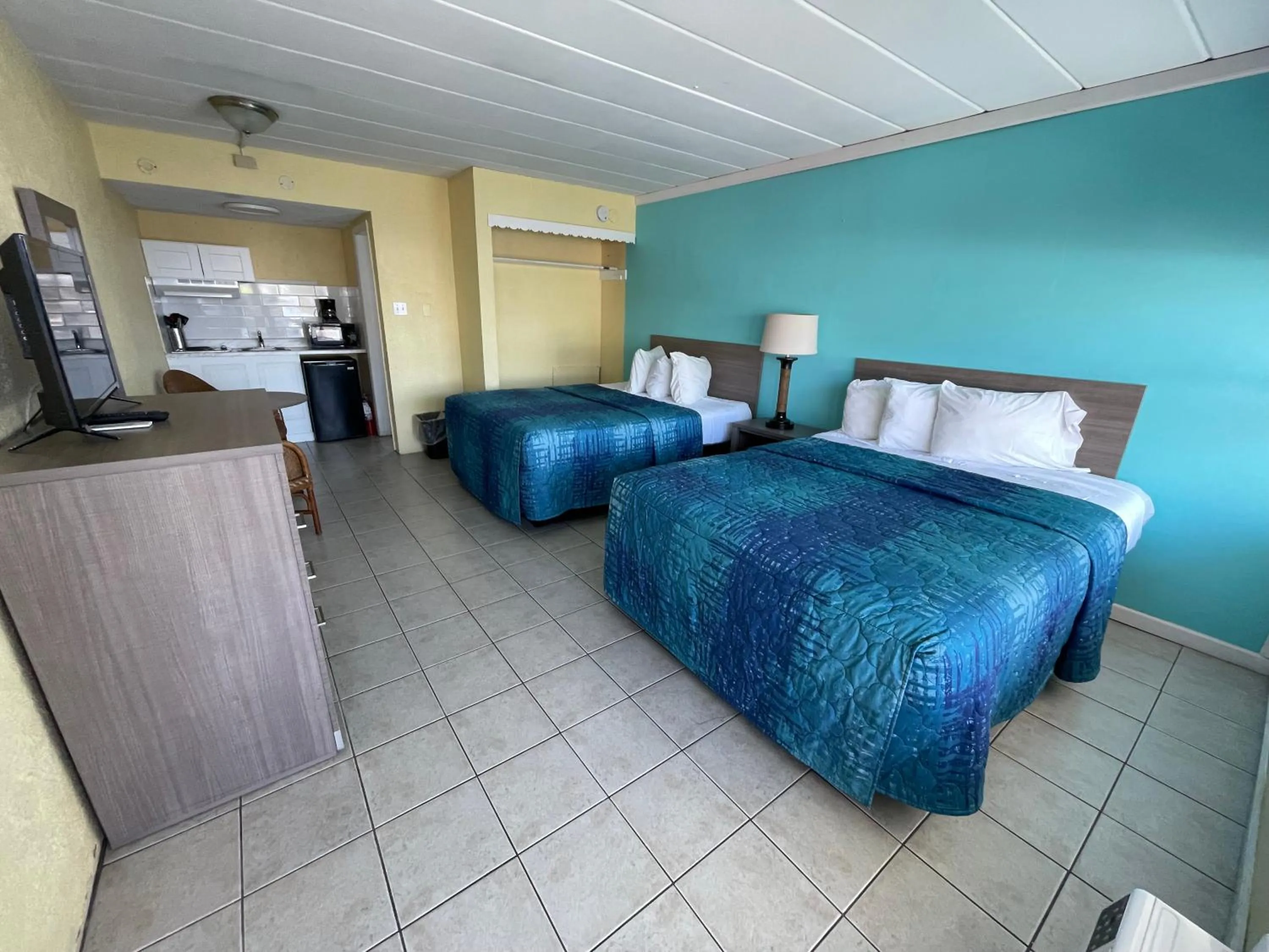 Photo of the whole room, Bed in Bird of Paradise Motel