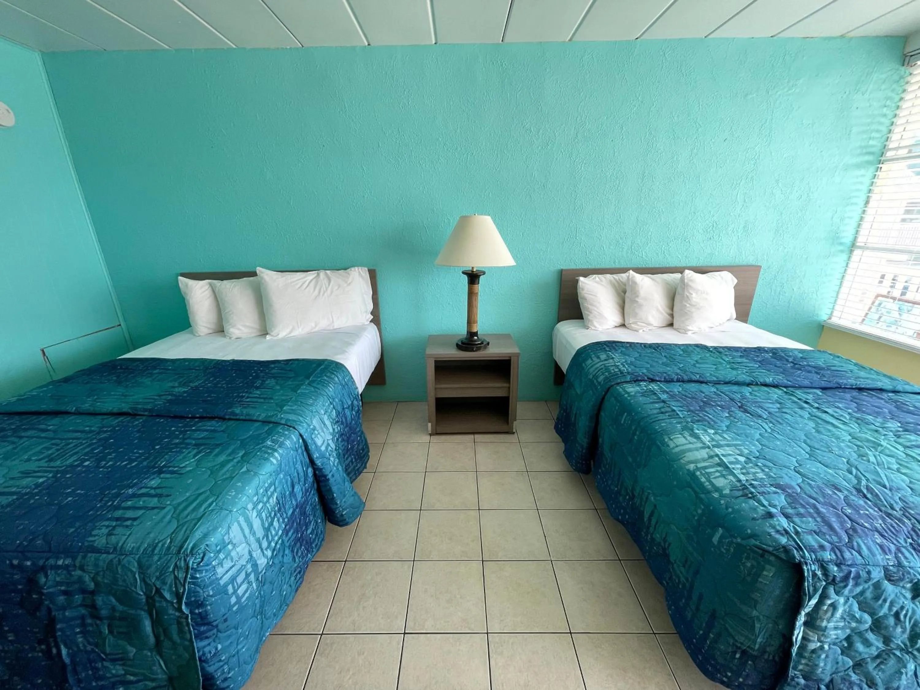 Bed in Bird of Paradise Motel