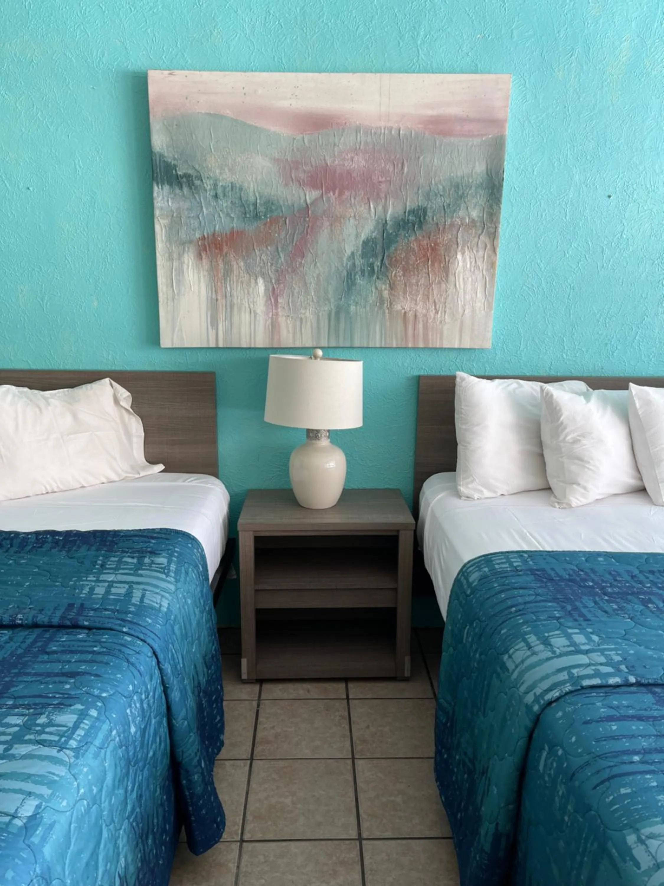 Photo of the whole room, Bed in Bird of Paradise Motel