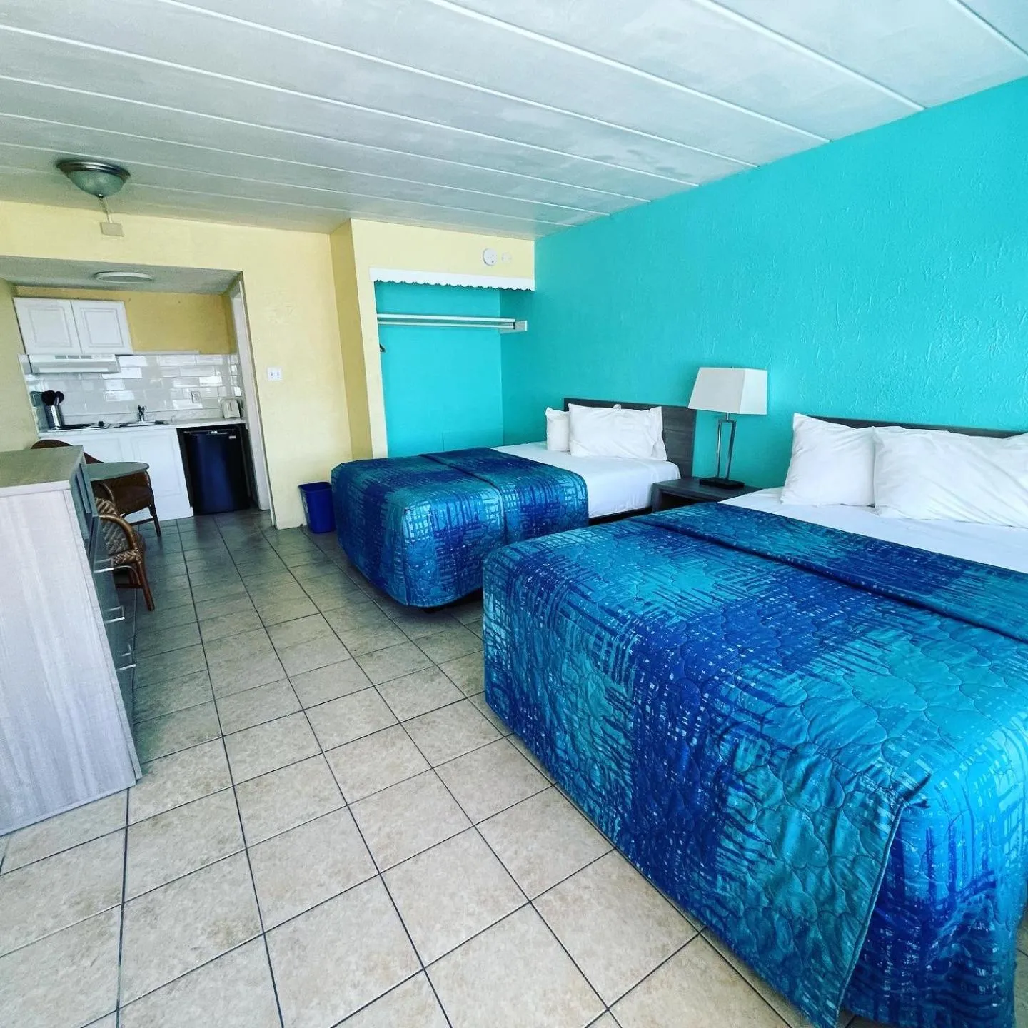 Photo of the whole room, Bed in Bird of Paradise Motel