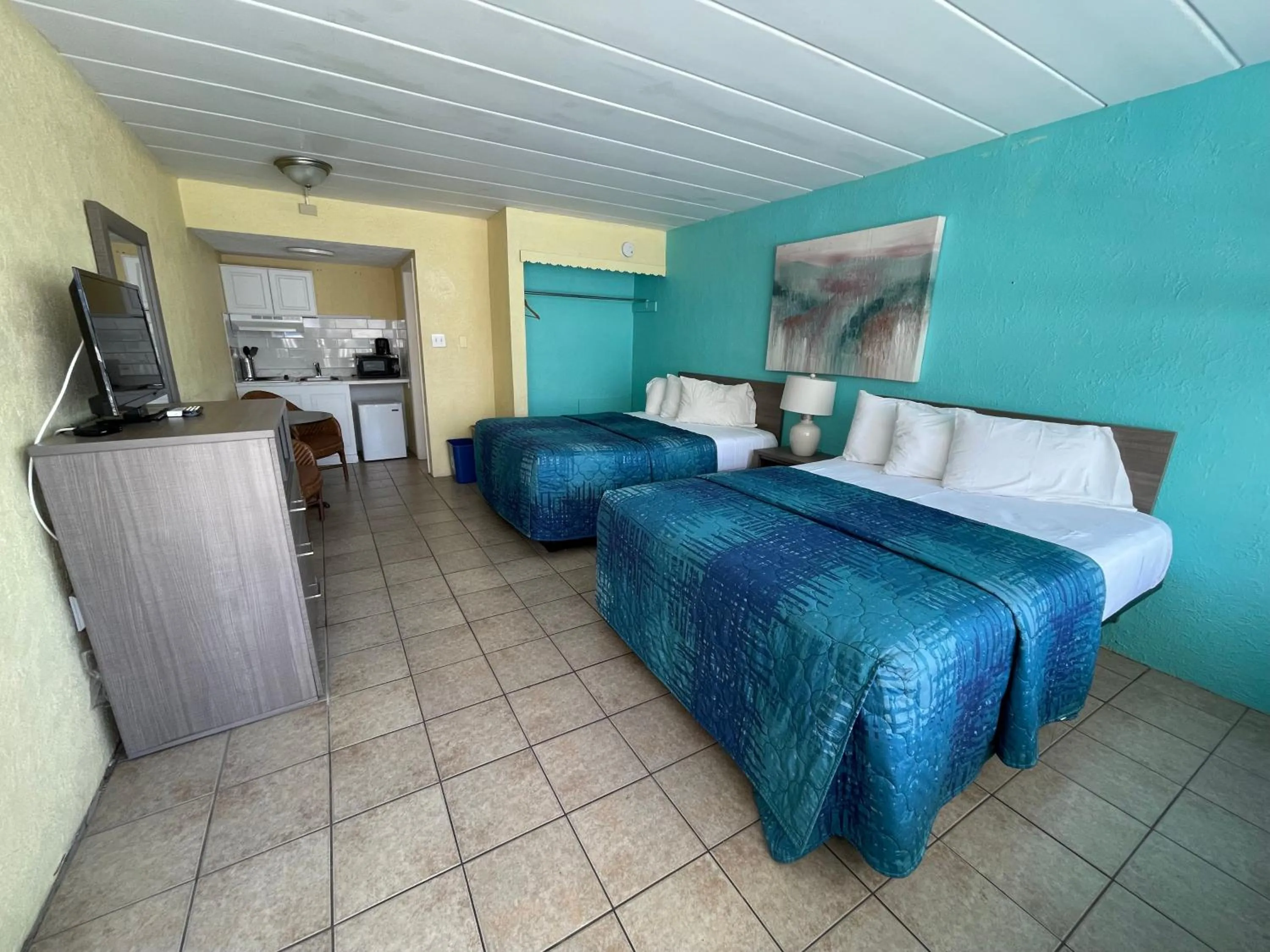 Photo of the whole room, Bed in Bird of Paradise Motel