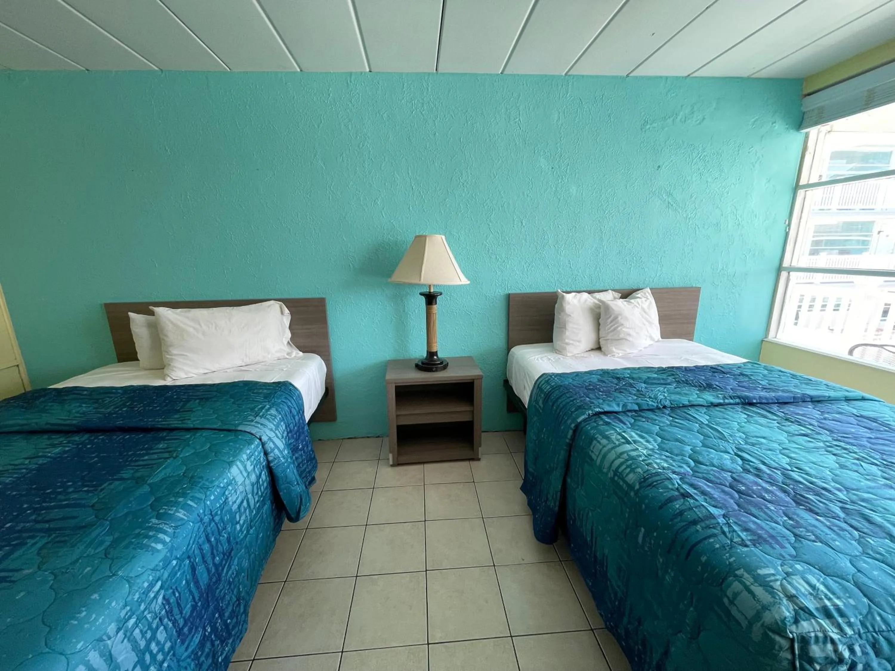 Bed in Bird of Paradise Motel