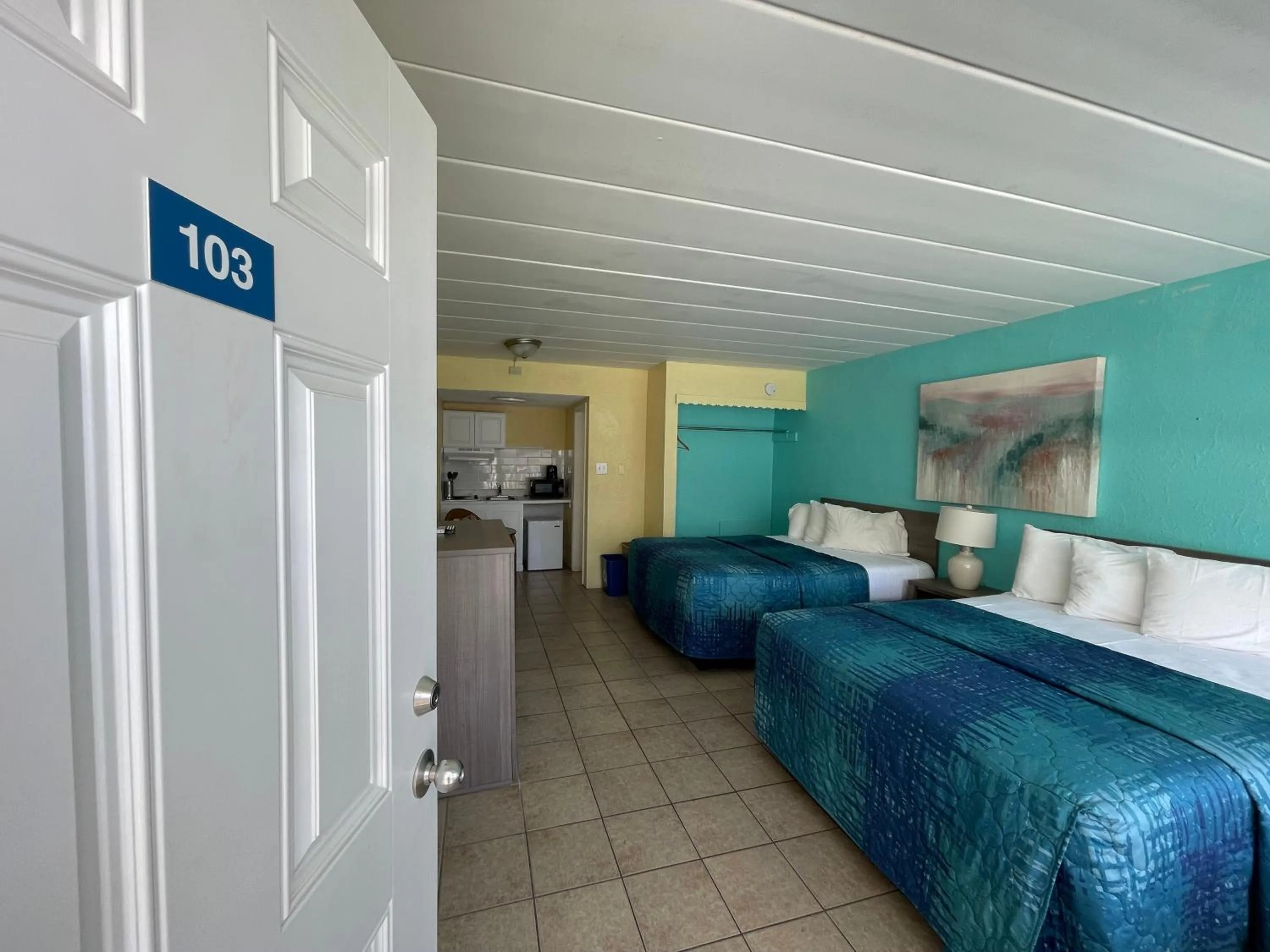 Photo of the whole room, Bed in Bird of Paradise Motel