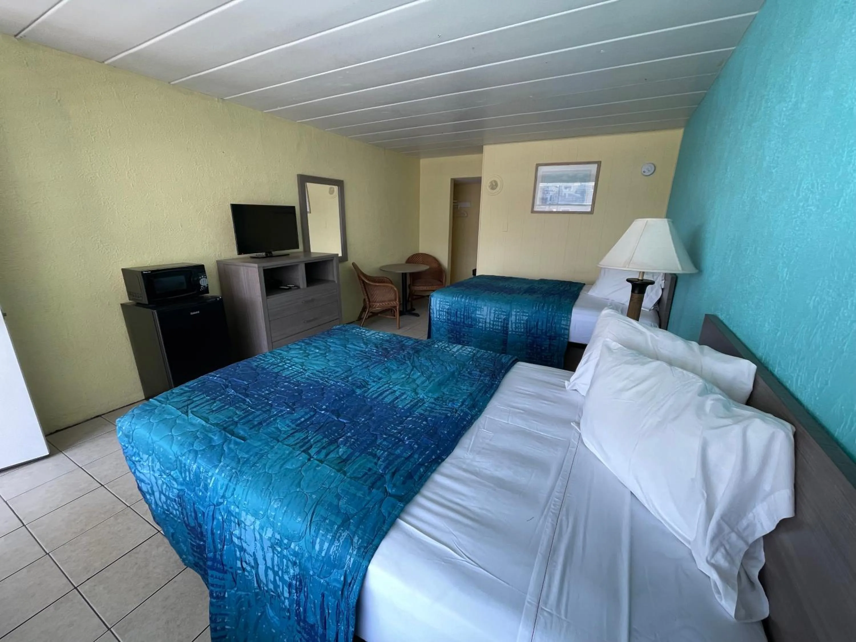 Photo of the whole room, Bed in Bird of Paradise Motel