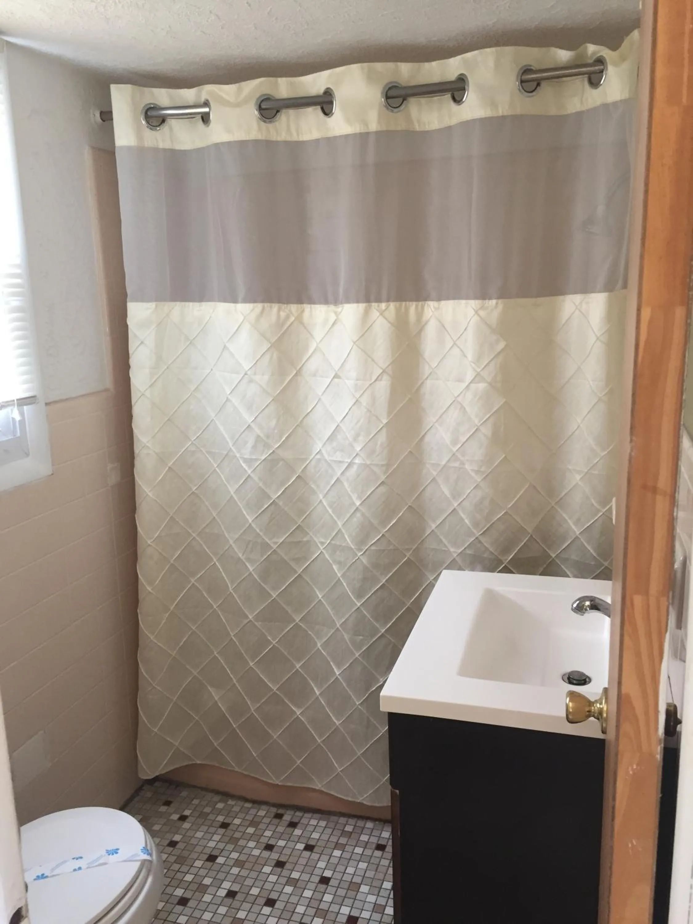 Bathroom in Bird of Paradise Motel