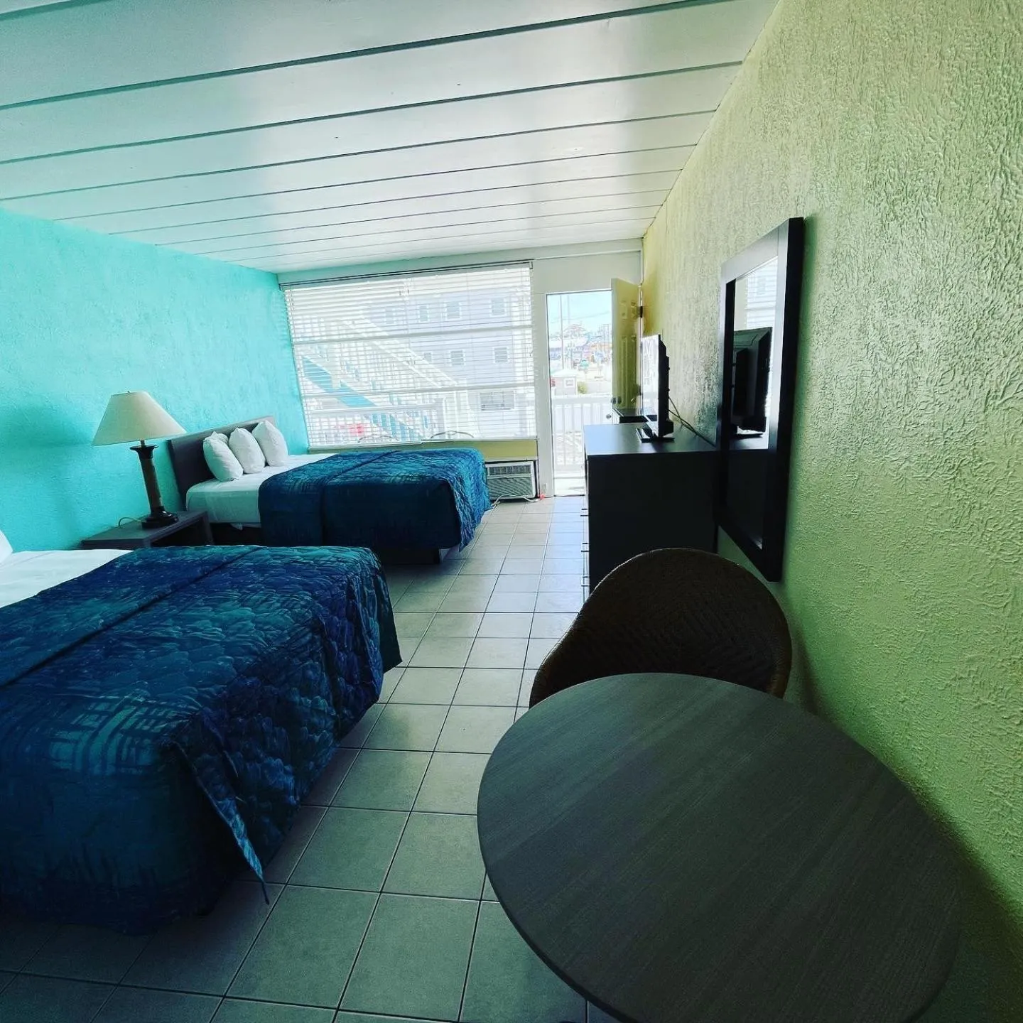 Seating area, Bed in Bird of Paradise Motel