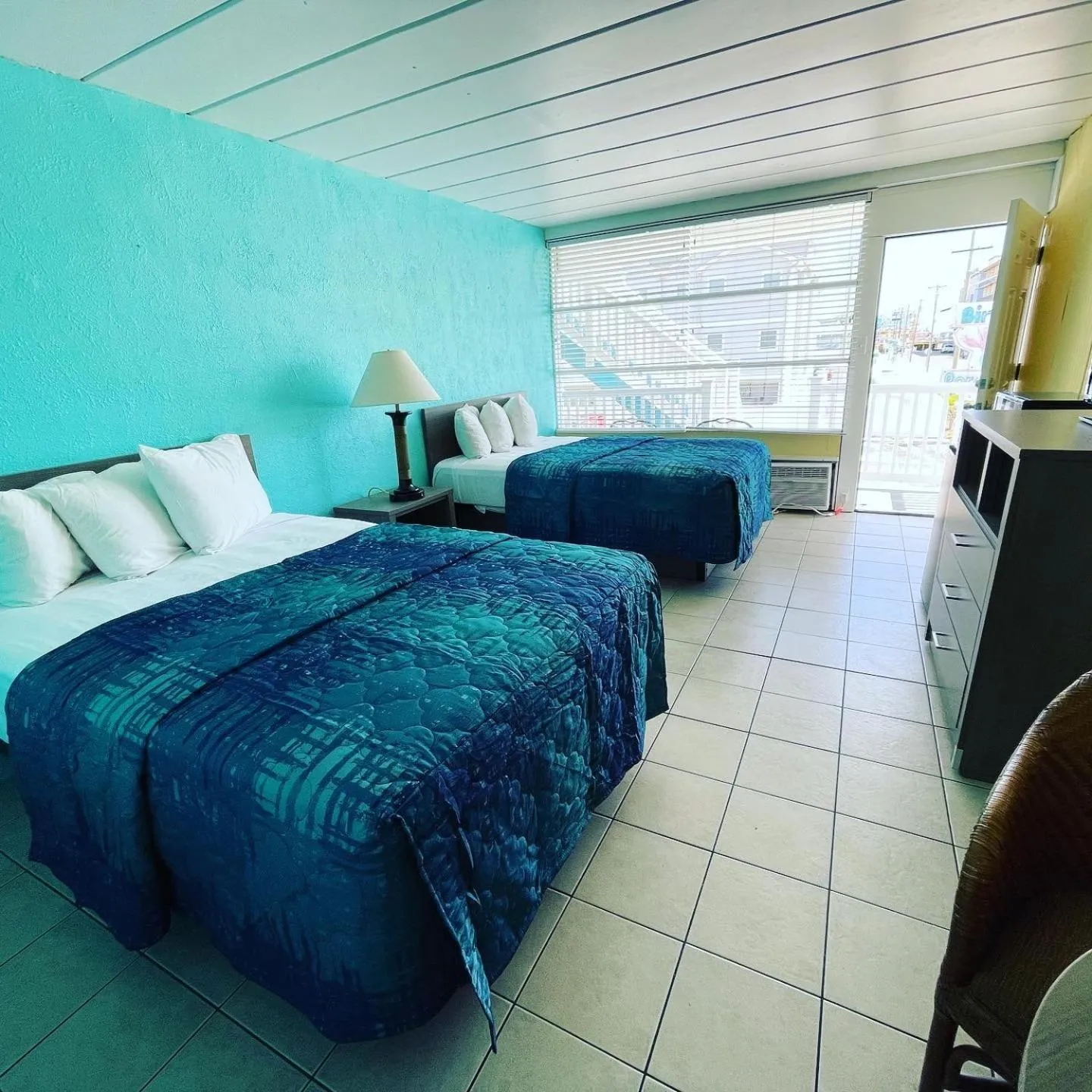 Bed in Bird of Paradise Motel