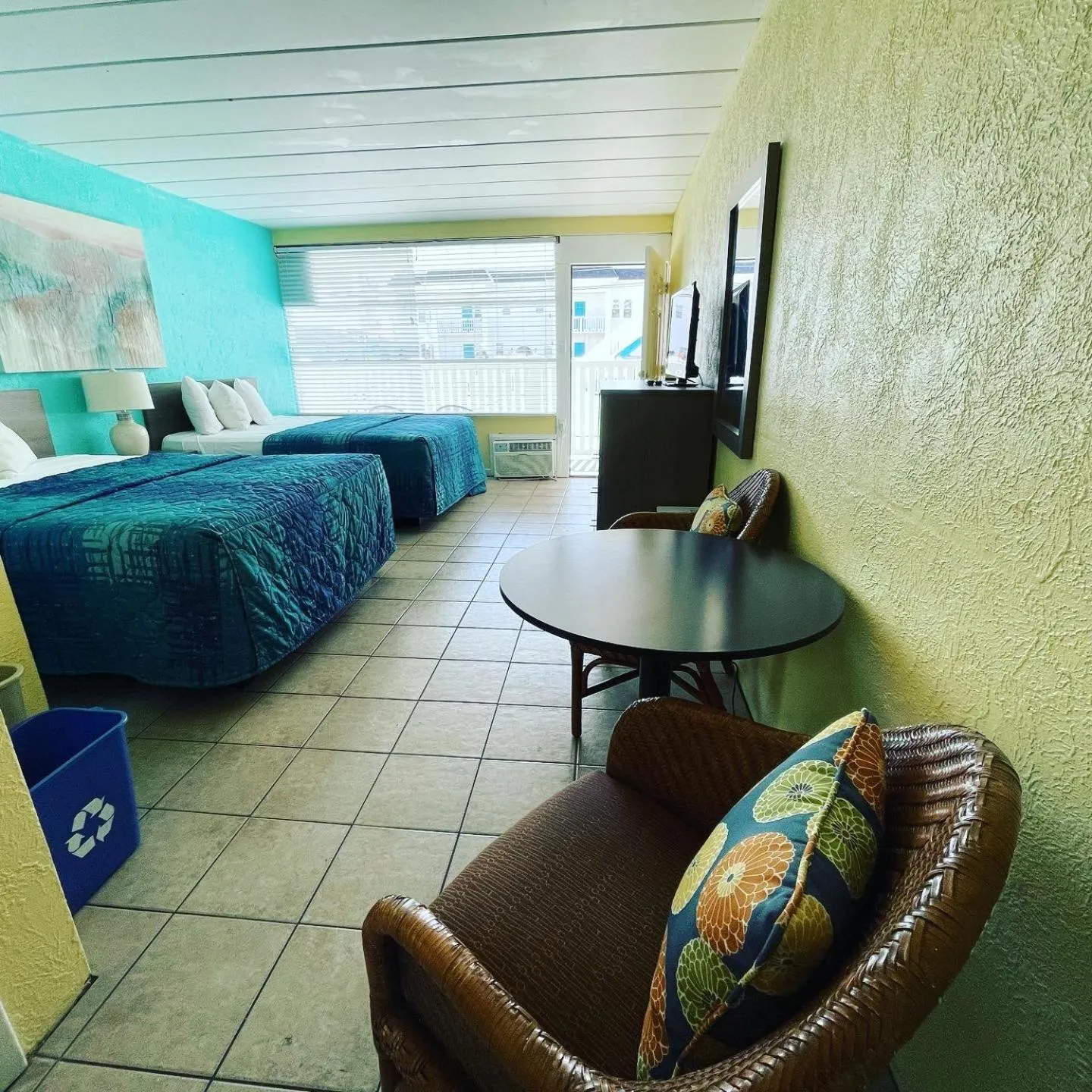 Living room, Bed in Bird of Paradise Motel