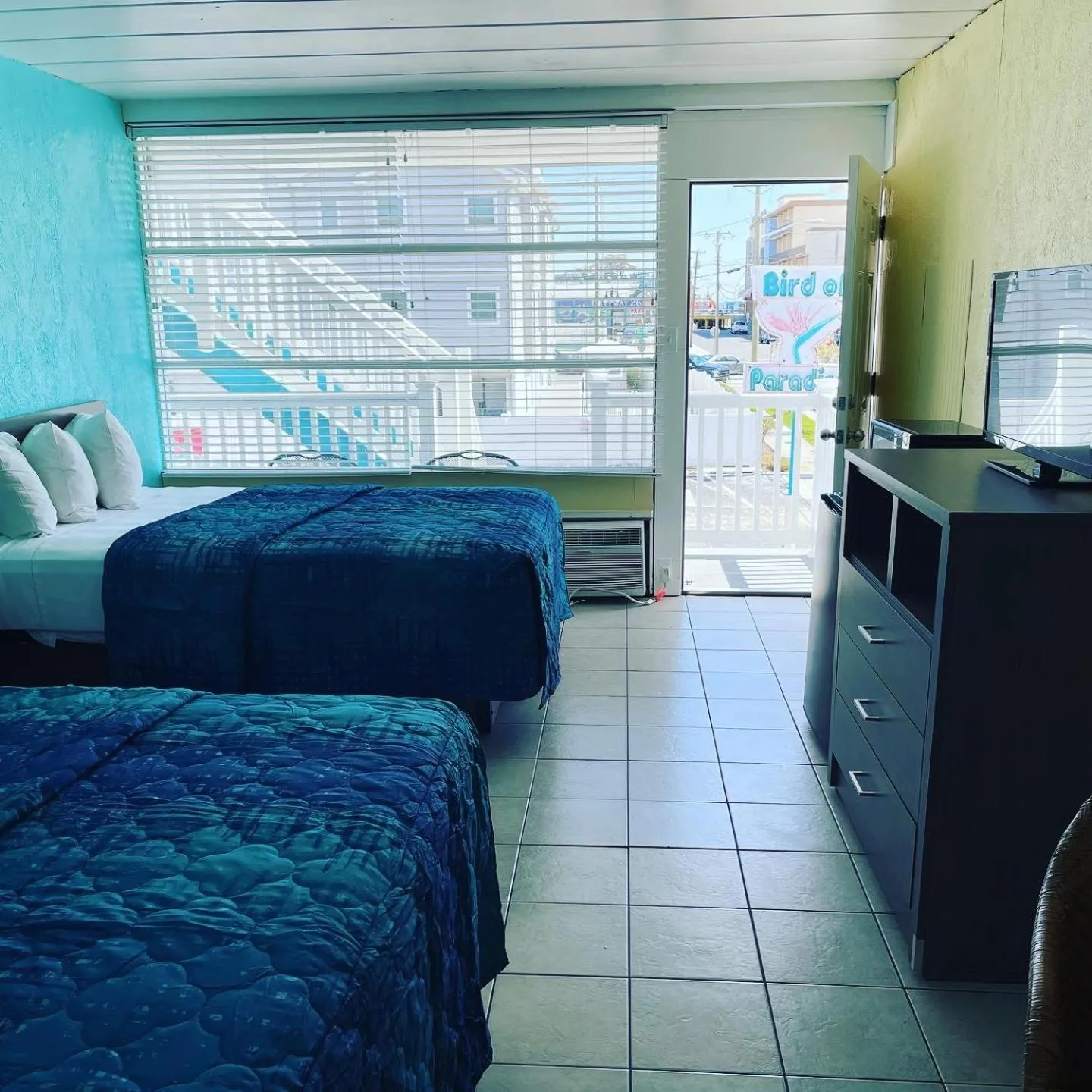 Photo of the whole room, Bed in Bird of Paradise Motel