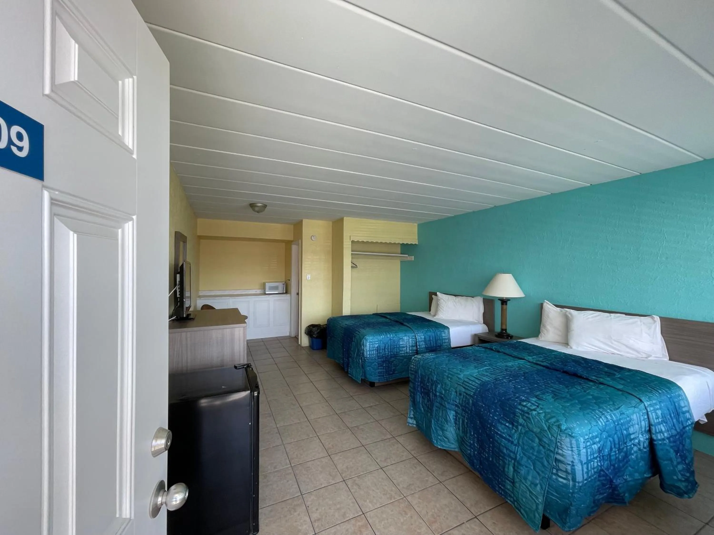 Photo of the whole room, Bed in Bird of Paradise Motel