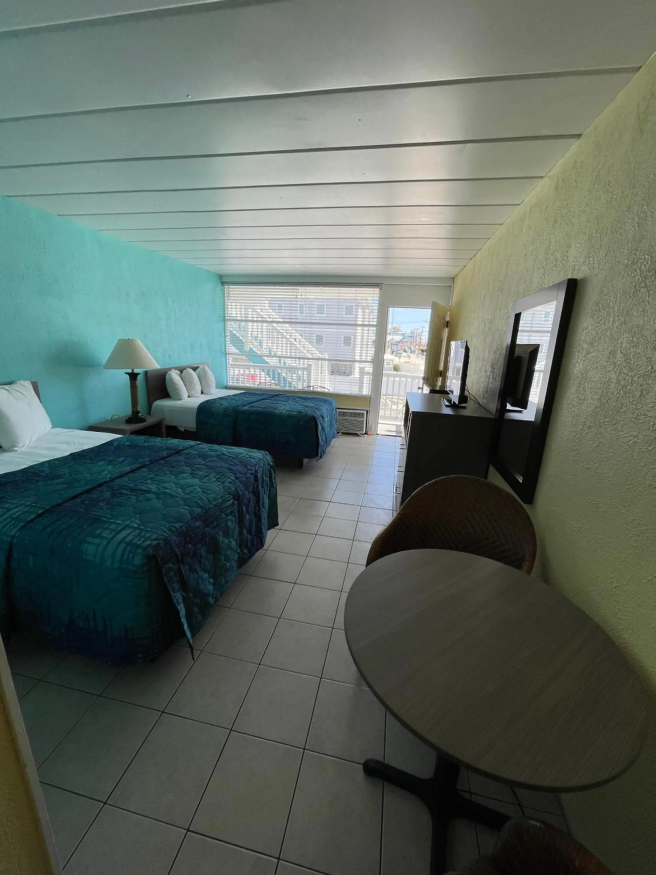 Living room, Bed in Bird of Paradise Motel