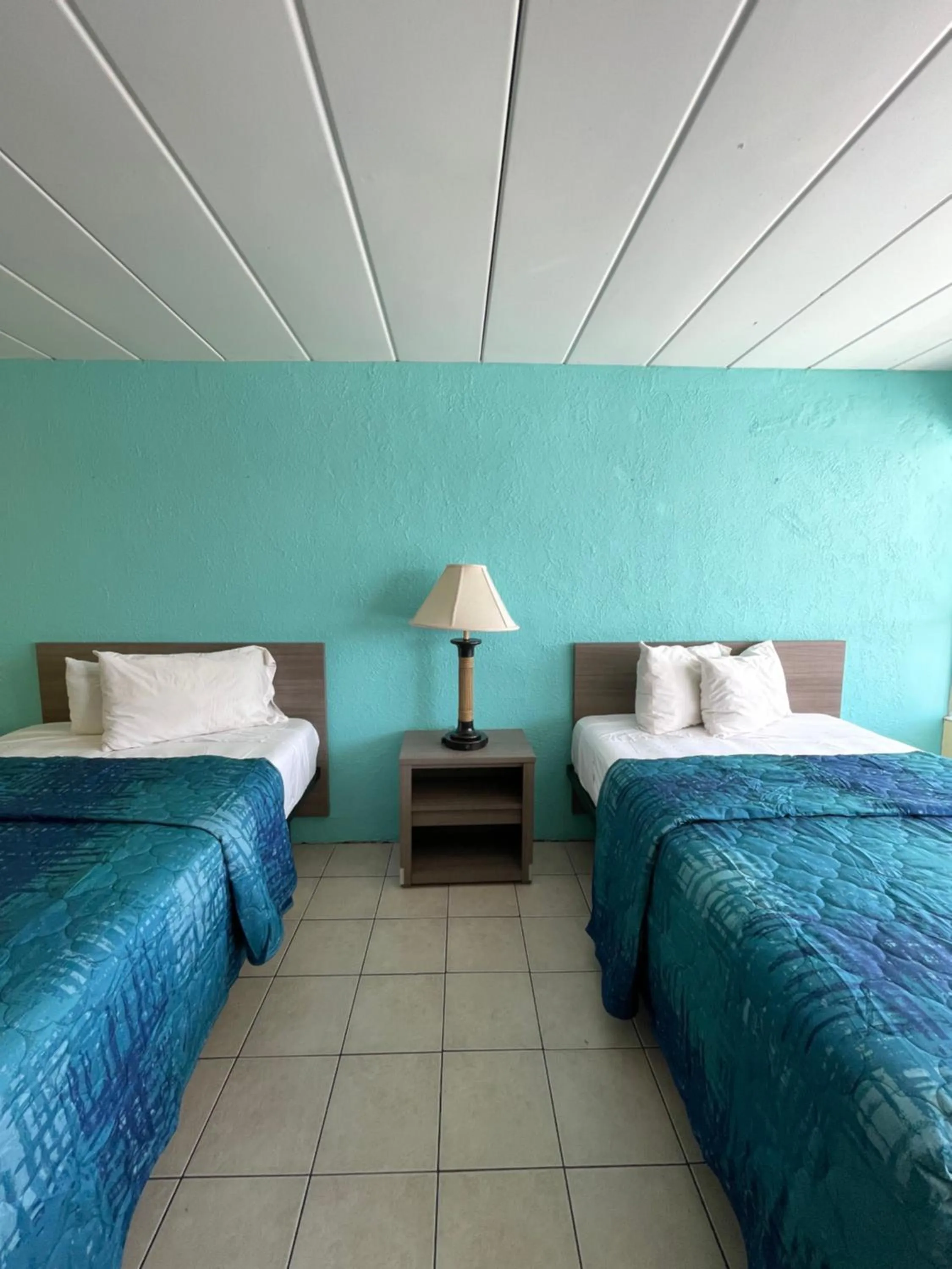 Bedroom, Bed in Bird of Paradise Motel