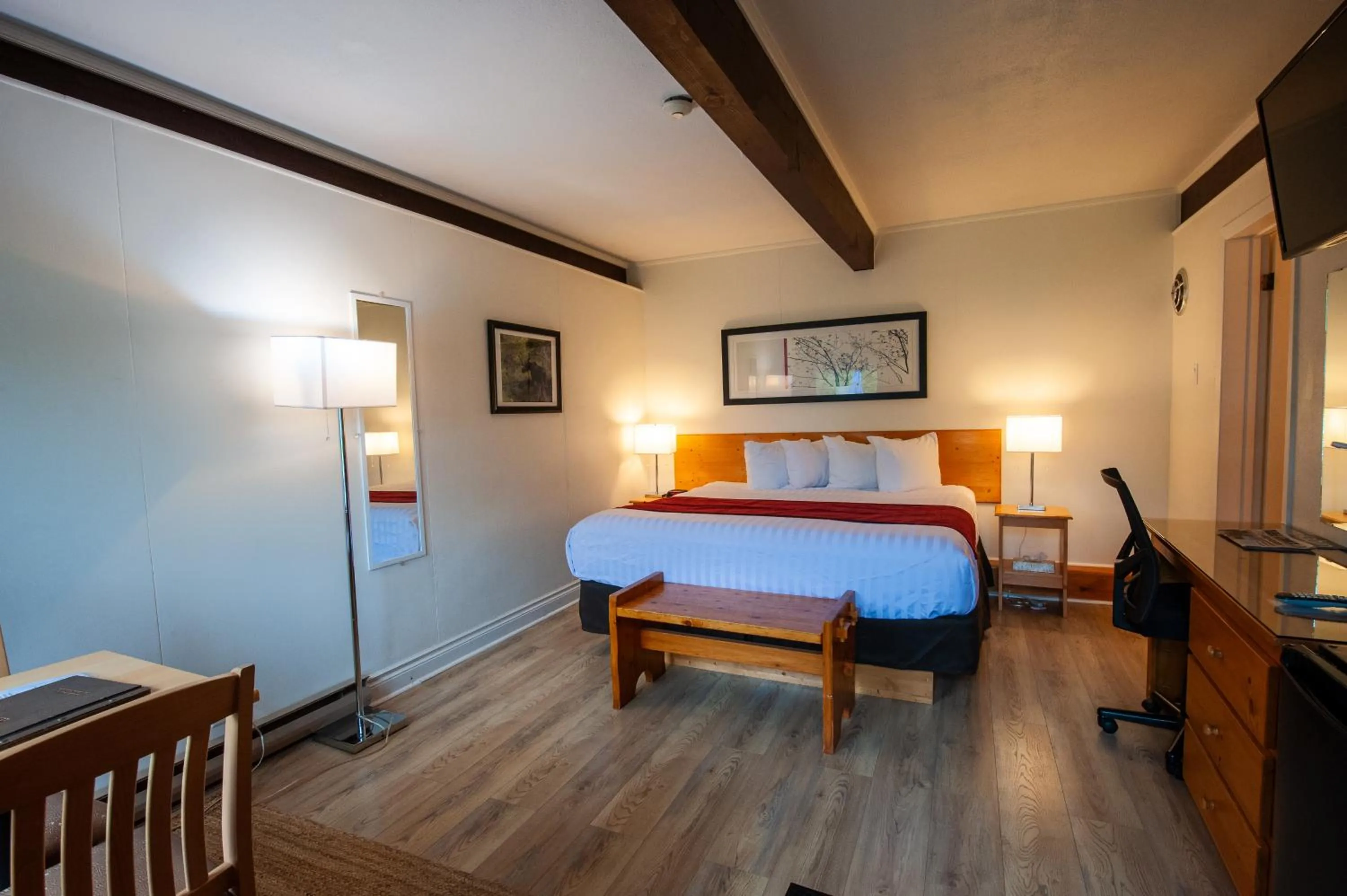 Photo of the whole room, Bed in Lakeview Motel