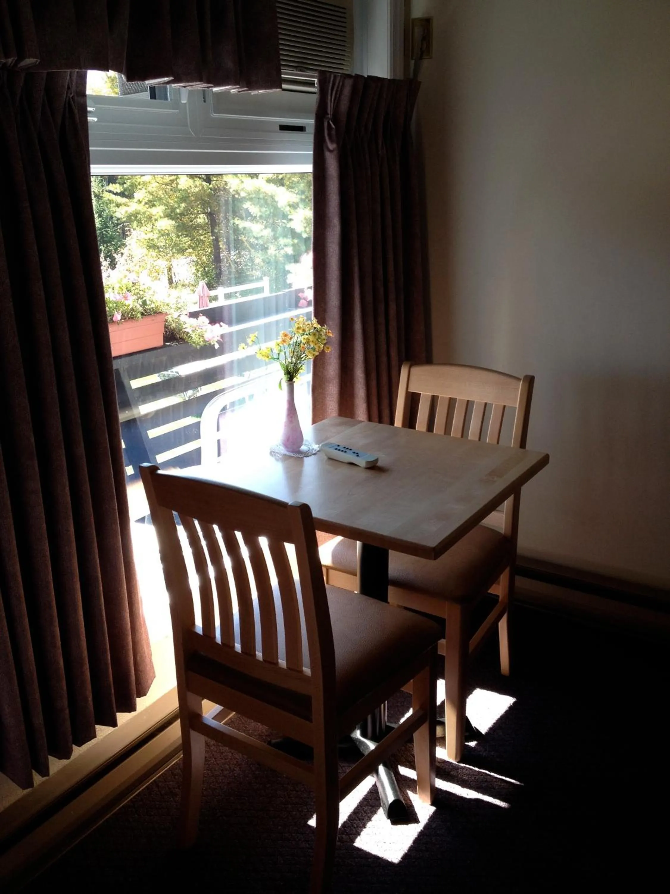 Seating area in Lakeview Motel