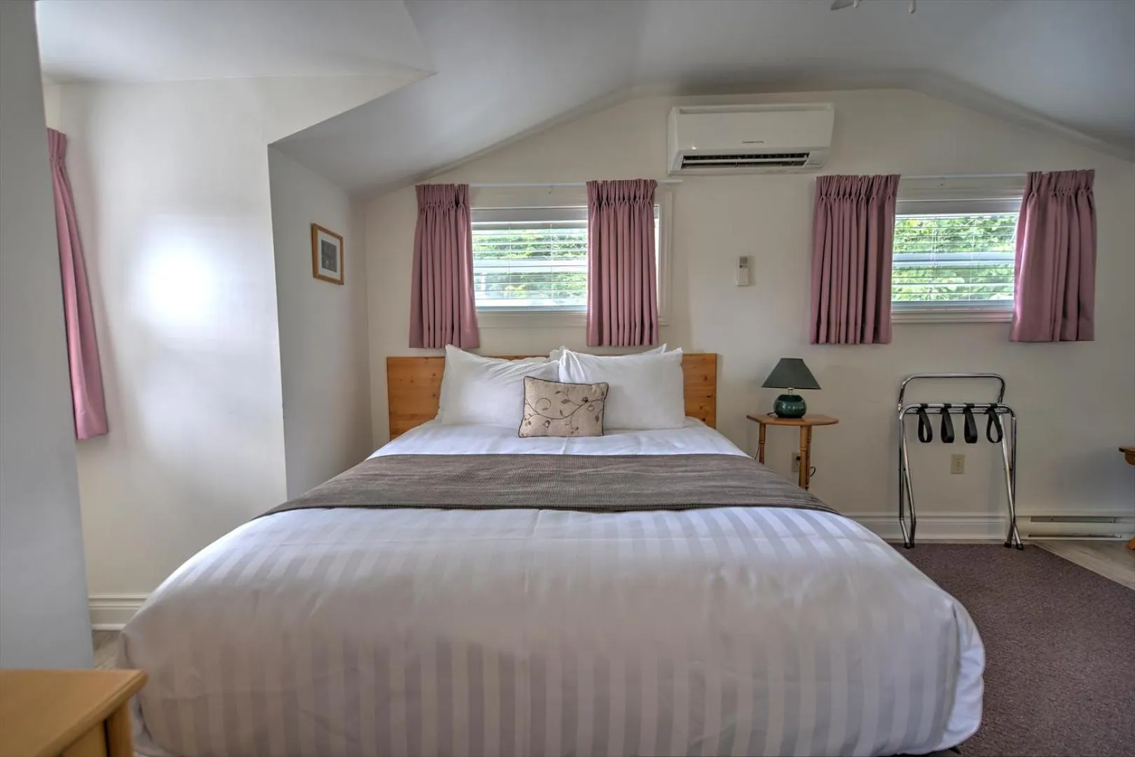 Bed in Lakeview Motel