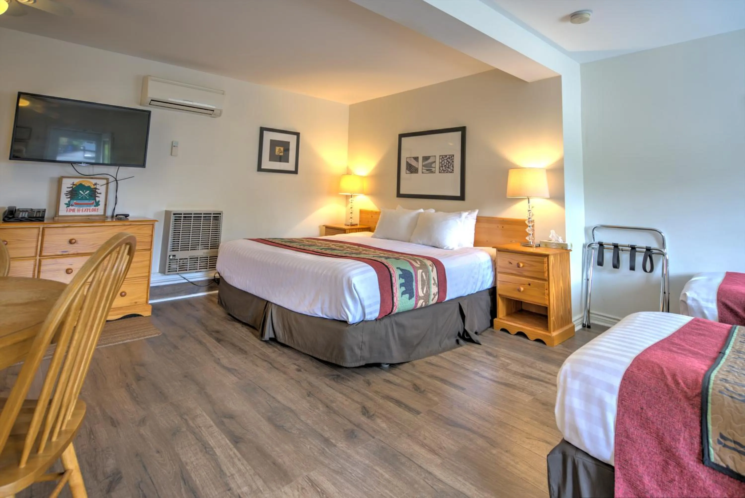 Bedroom, Bed in Lakeview Motel