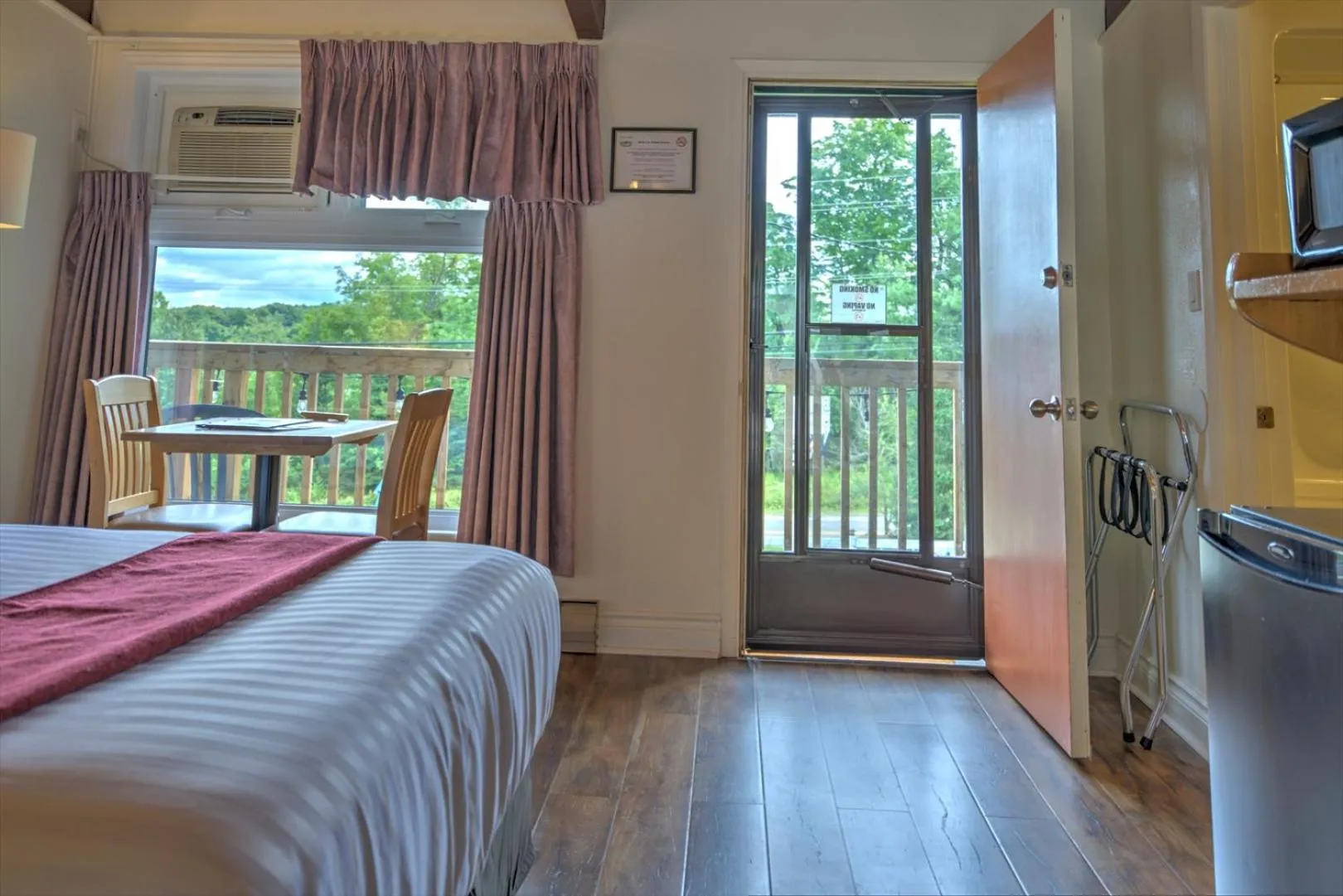 Photo of the whole room, Bed in Lakeview Motel