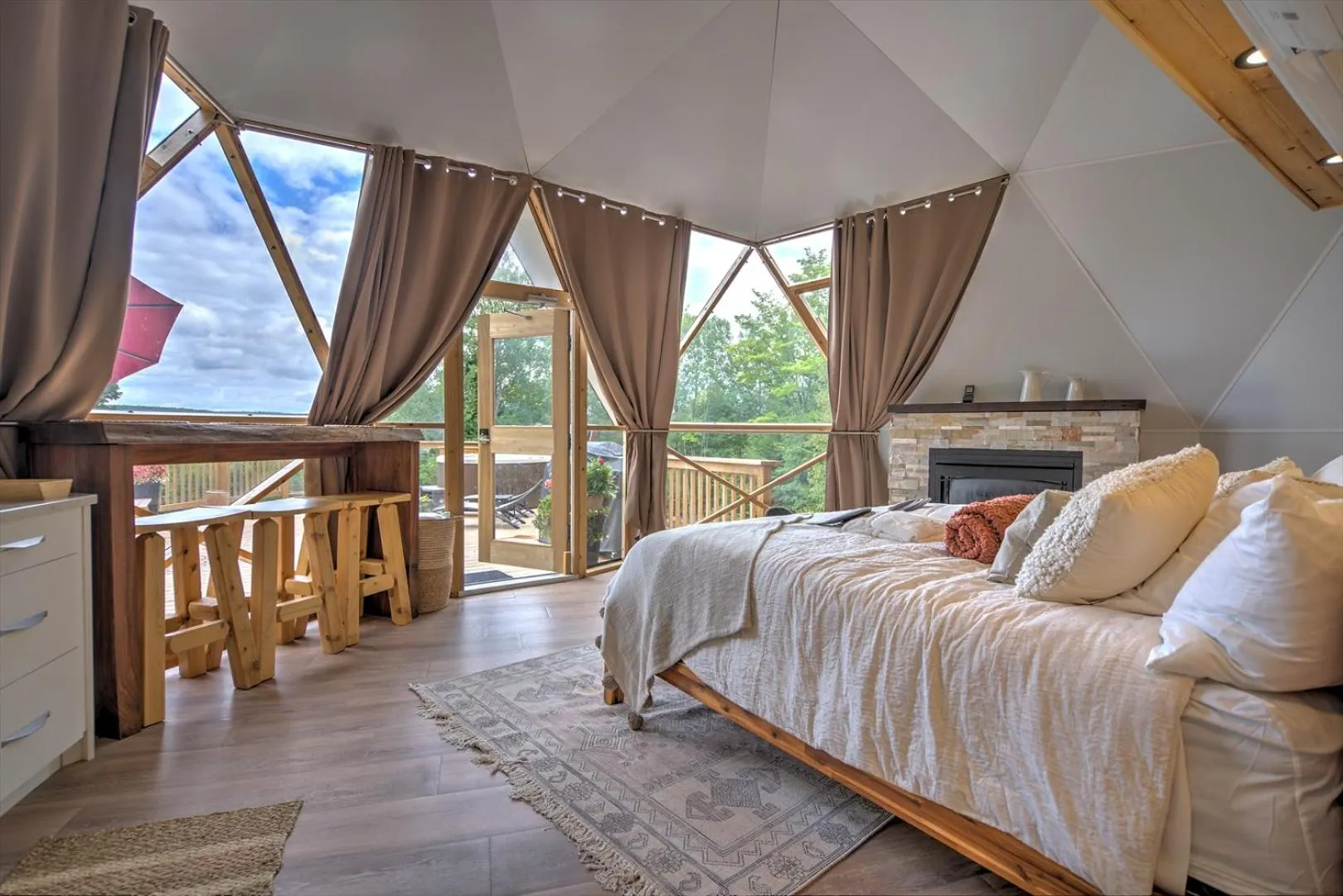 Photo of the whole room, Bed in Lakeview Motel