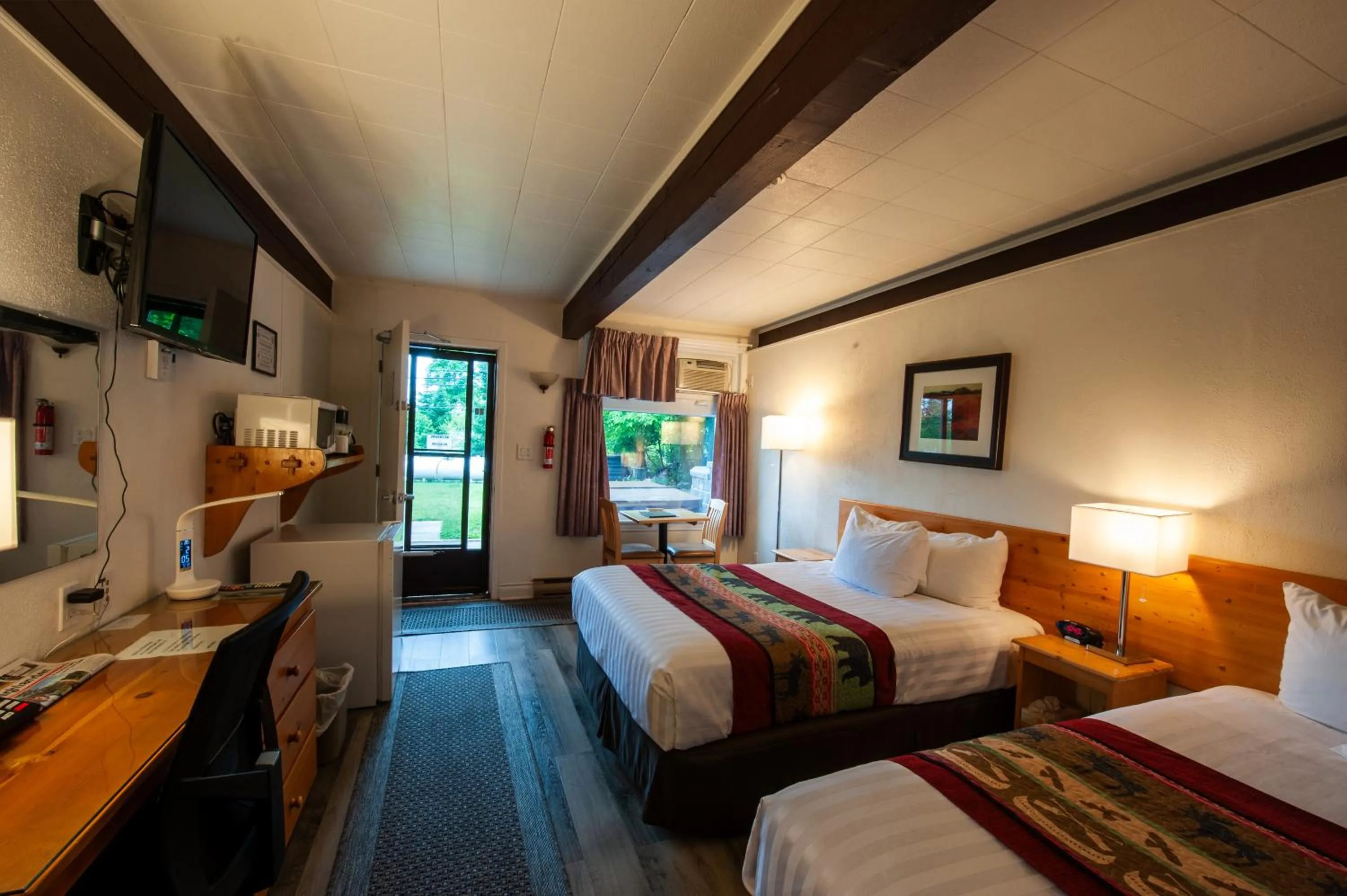 Photo of the whole room, Bed in Lakeview Motel