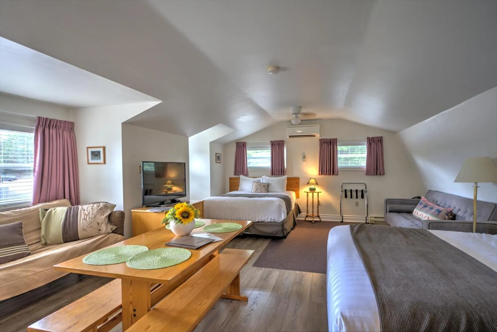 Photo of the whole room, Bed in Lakeview Motel