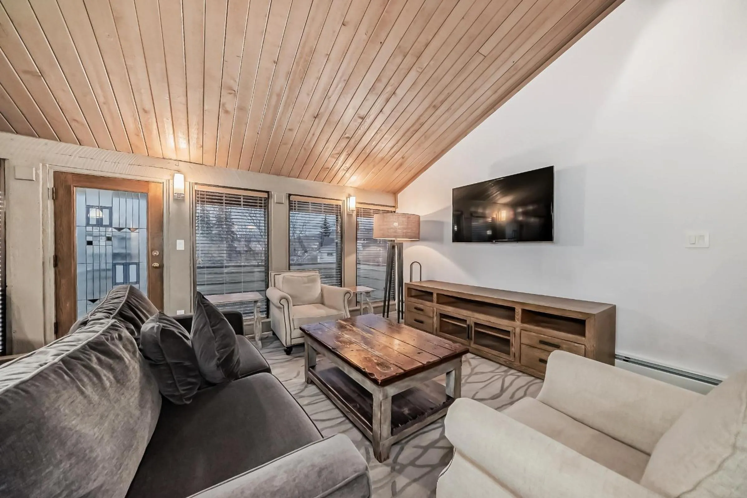 Living room in Jasper Inn & Suites by INNhotels