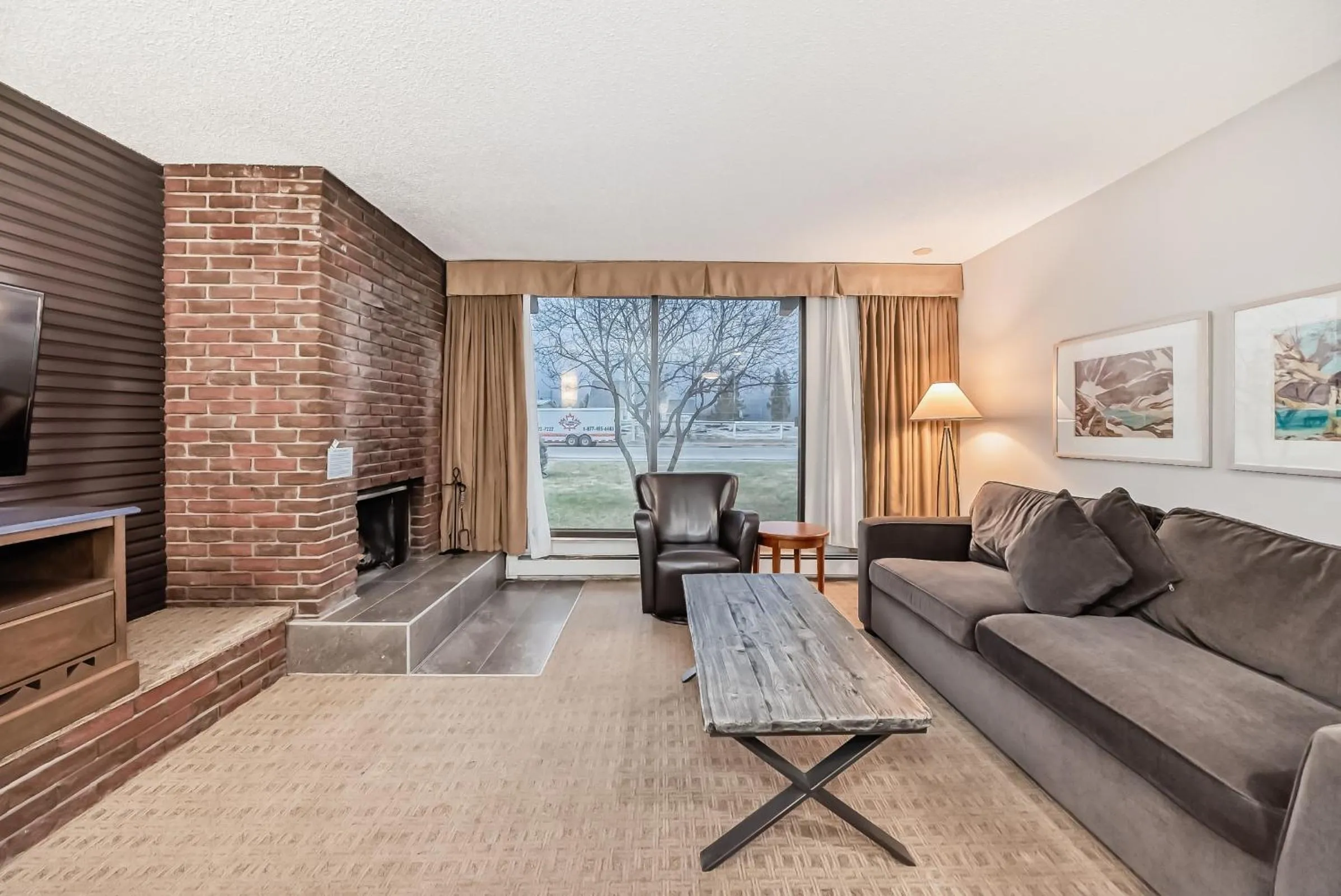 Living room in Jasper Inn & Suites by INNhotels