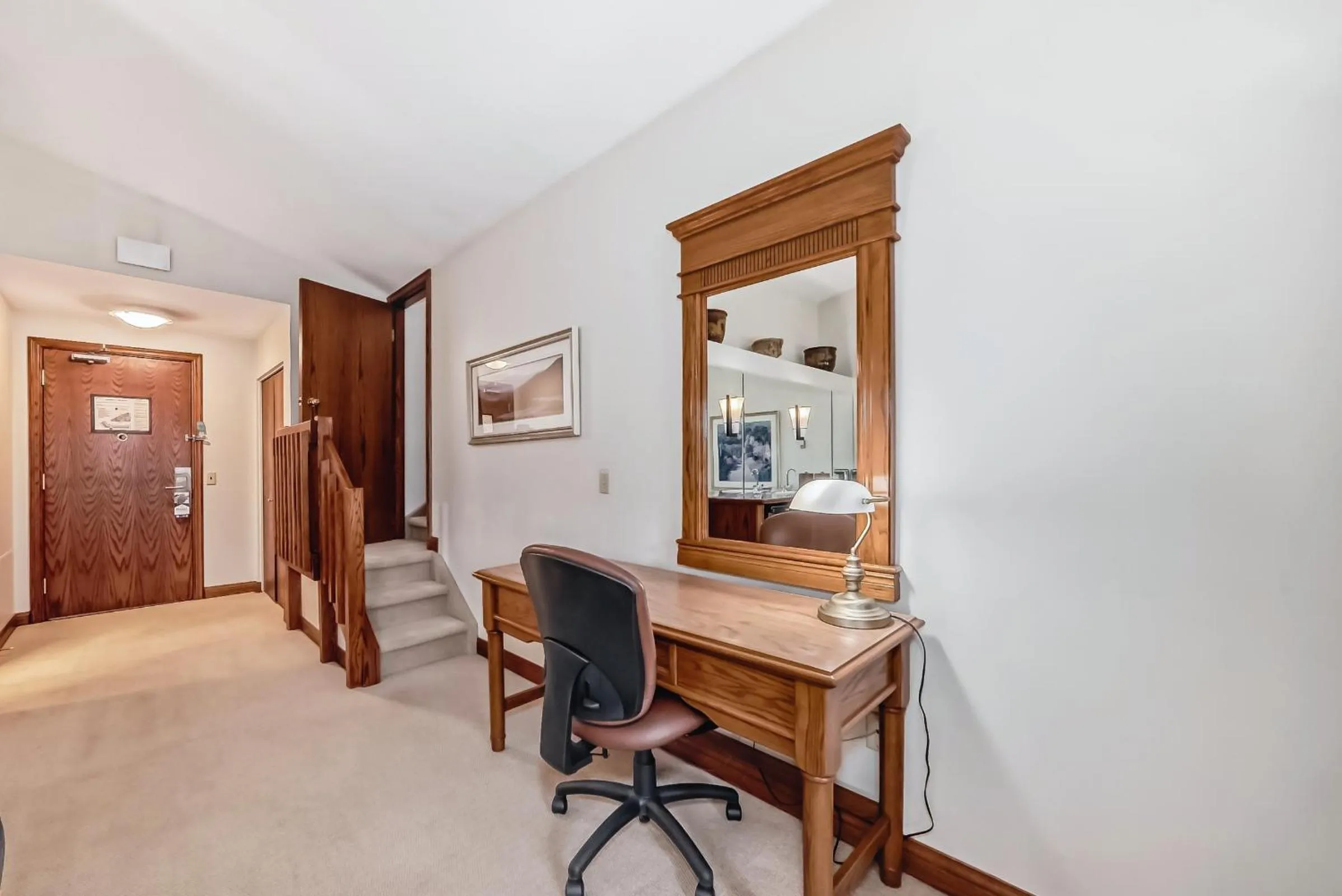 Living room in Jasper Inn & Suites by INNhotels