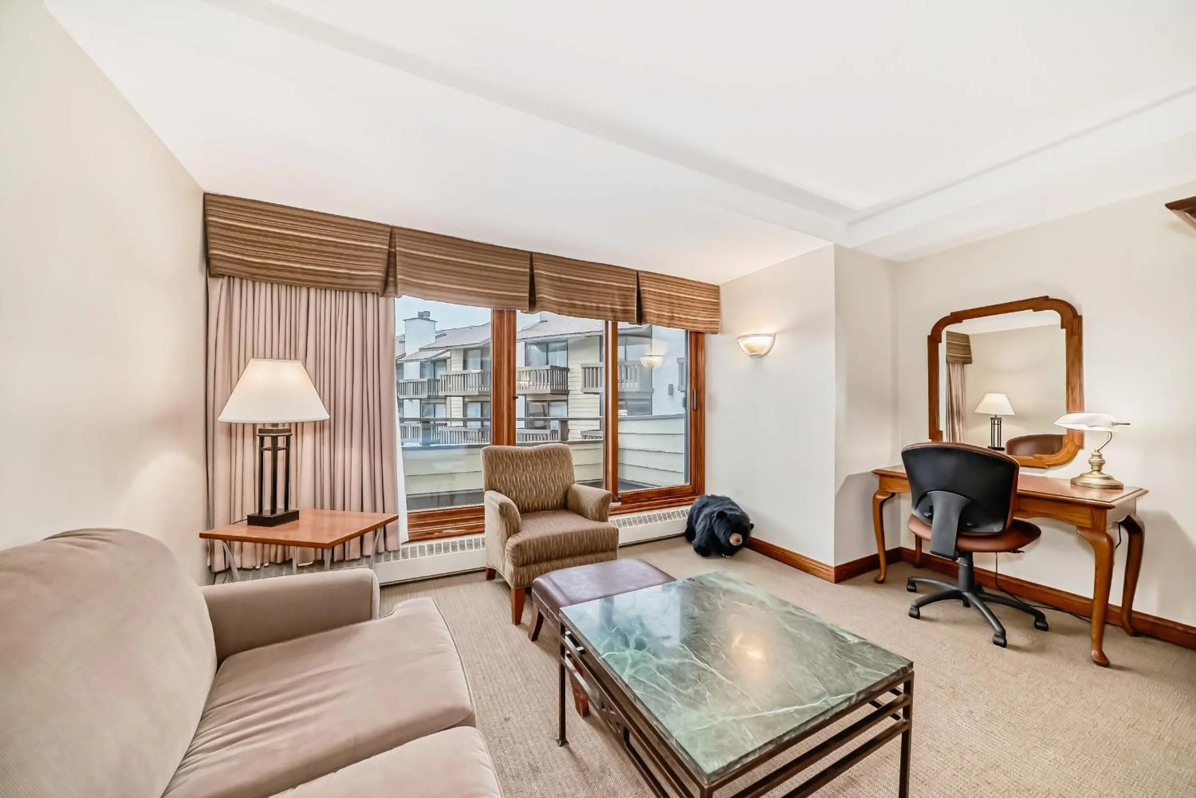 Living room in Jasper Inn & Suites by INNhotels