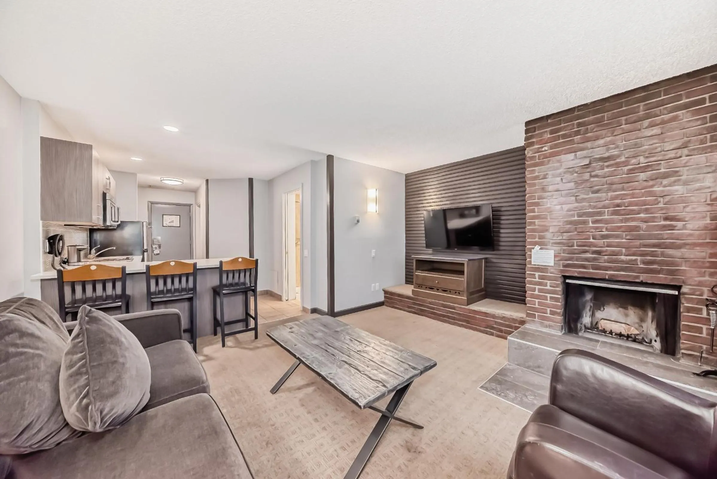 Living room in Jasper Inn & Suites by INNhotels