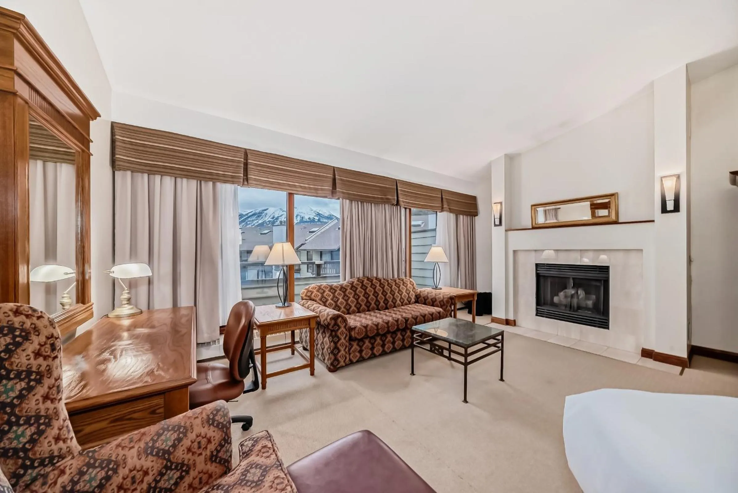 Living room in Jasper Inn & Suites by INNhotels