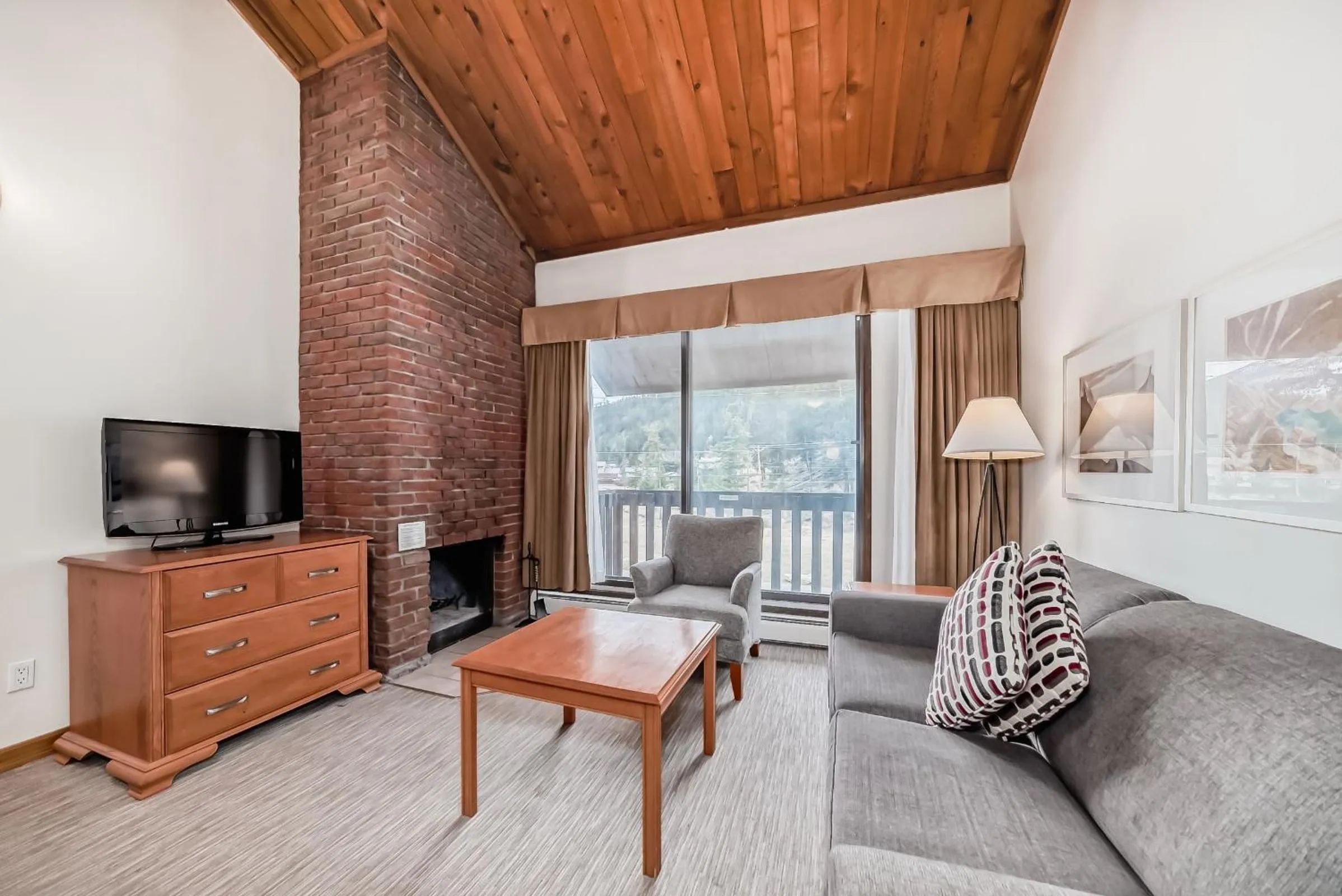 Living room in Jasper Inn & Suites by INNhotels