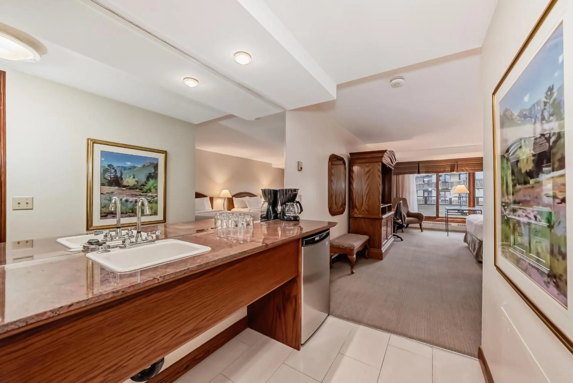 Living room in Jasper Inn & Suites by INNhotels