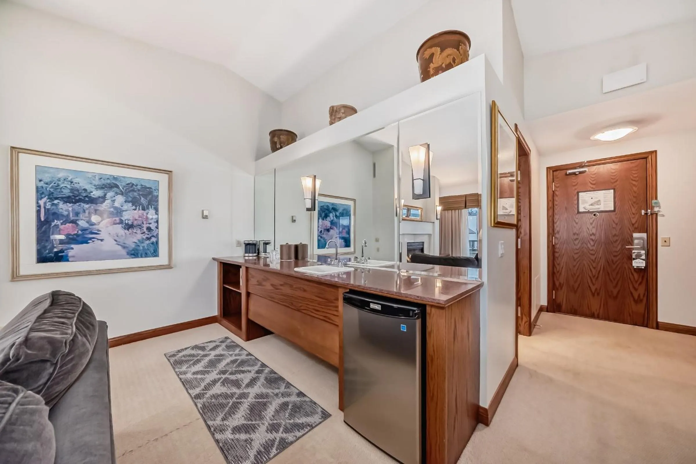 Living room in Jasper Inn & Suites by INNhotels