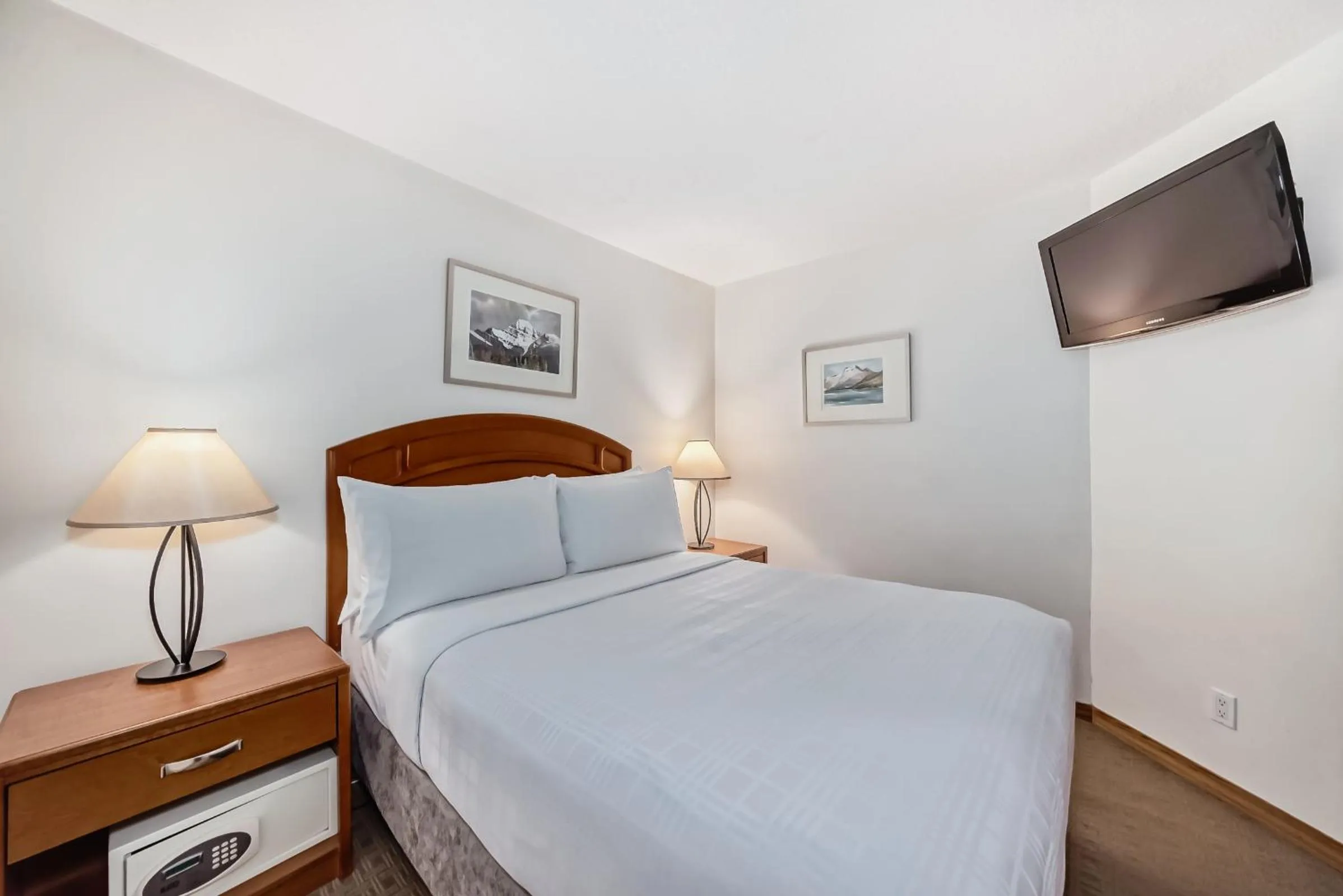 Bed in Jasper Inn & Suites by INNhotels