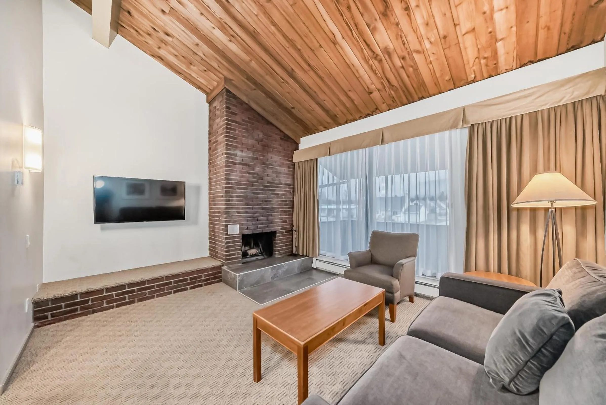 Living room in Jasper Inn & Suites by INNhotels