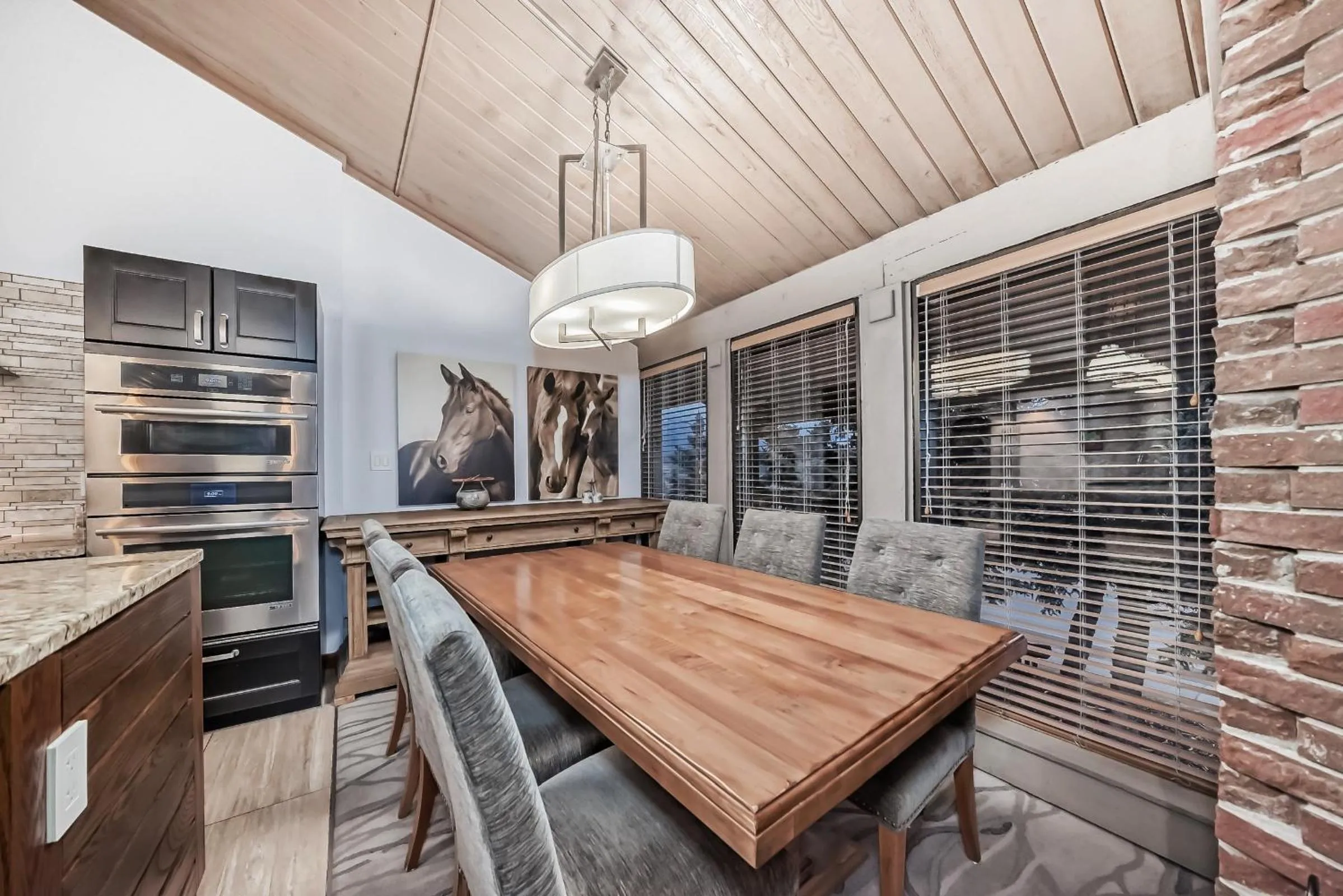 Dining area in Jasper Inn & Suites by INNhotels
