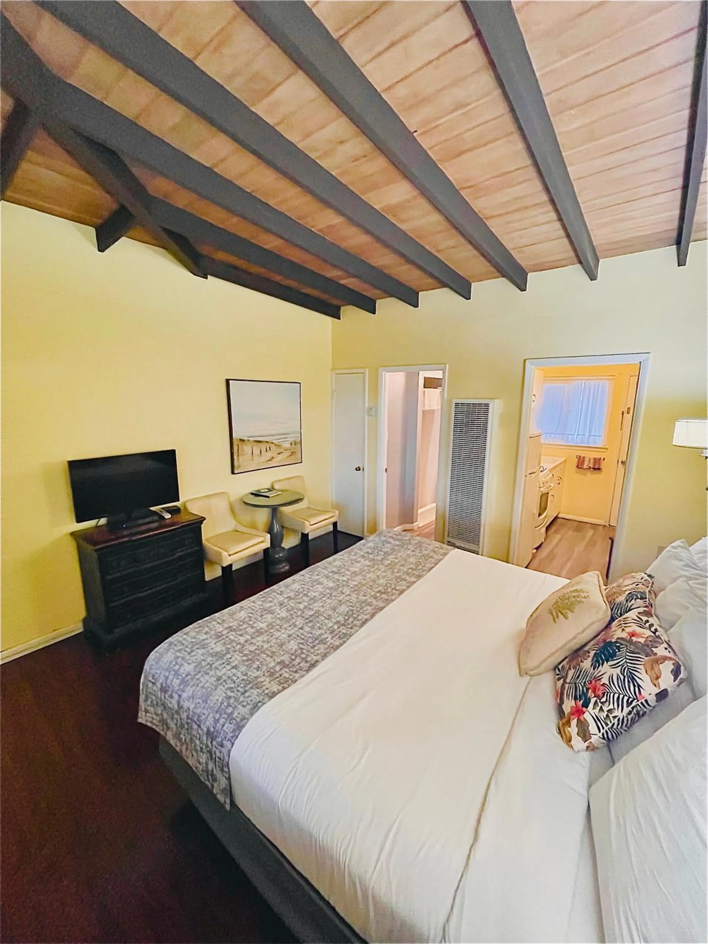 Photo of the whole room, Bed in Pleasant Inn