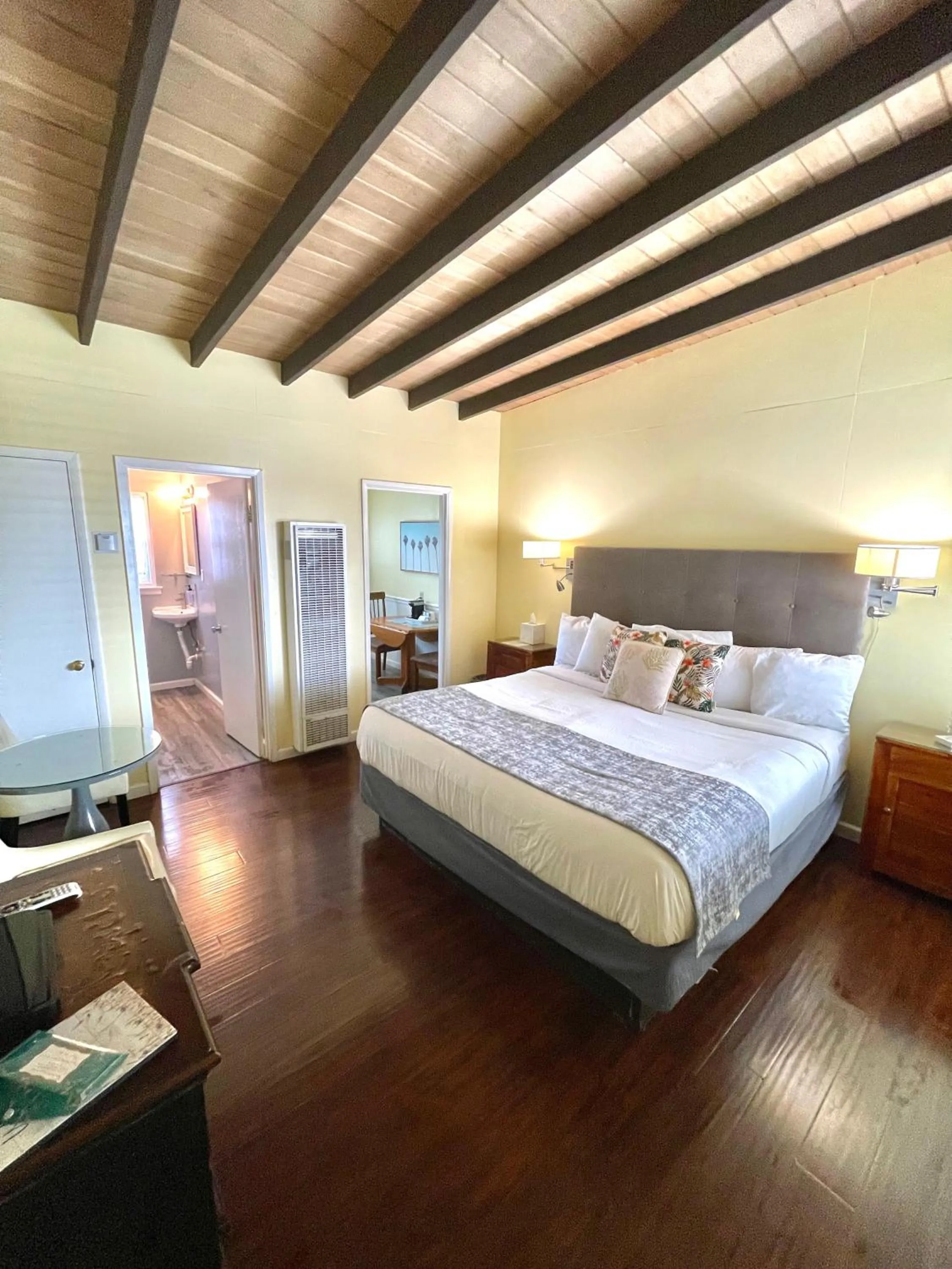 Photo of the whole room, Bed in Pleasant Inn