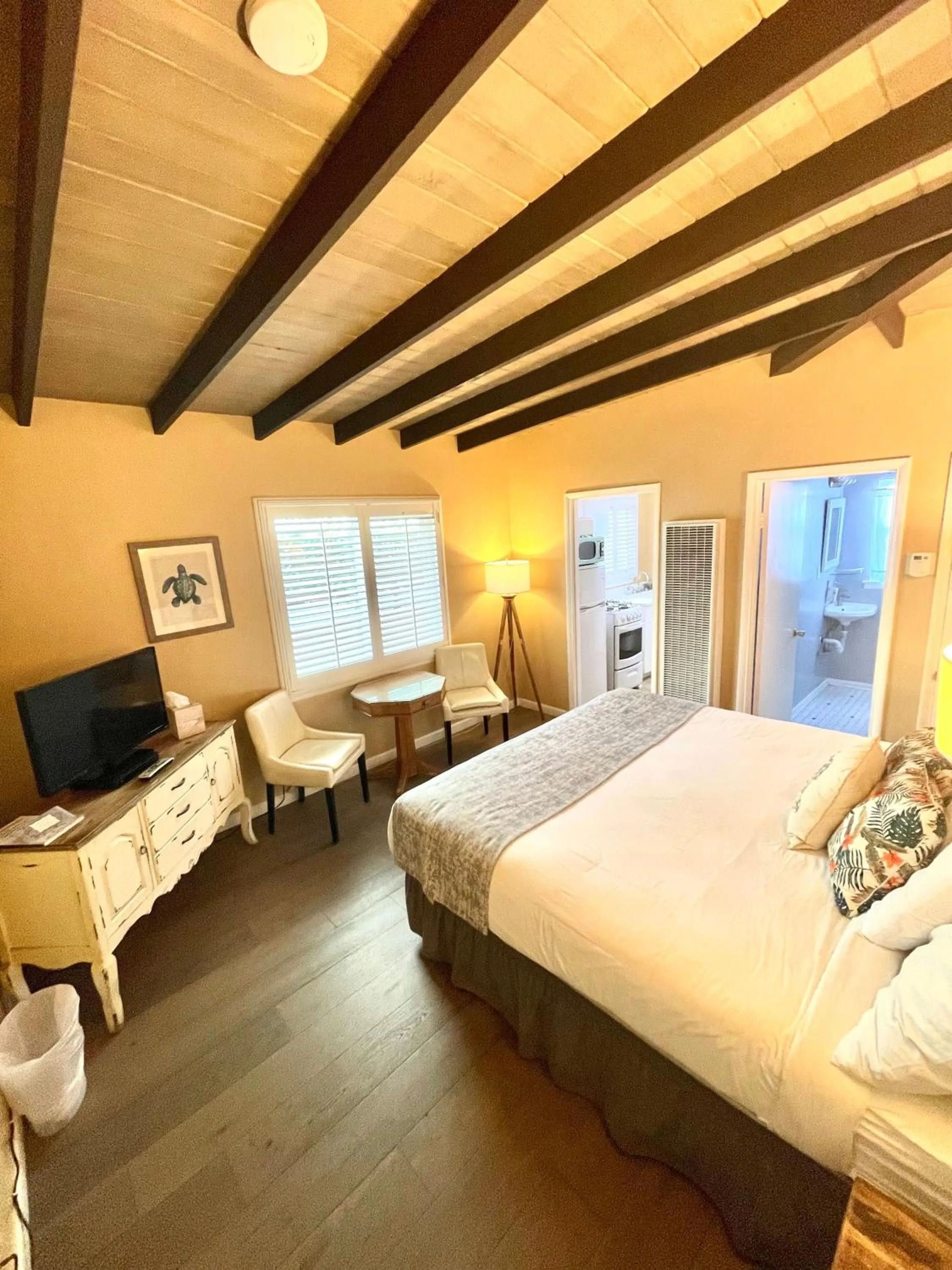 Photo of the whole room, Bed in Pleasant Inn