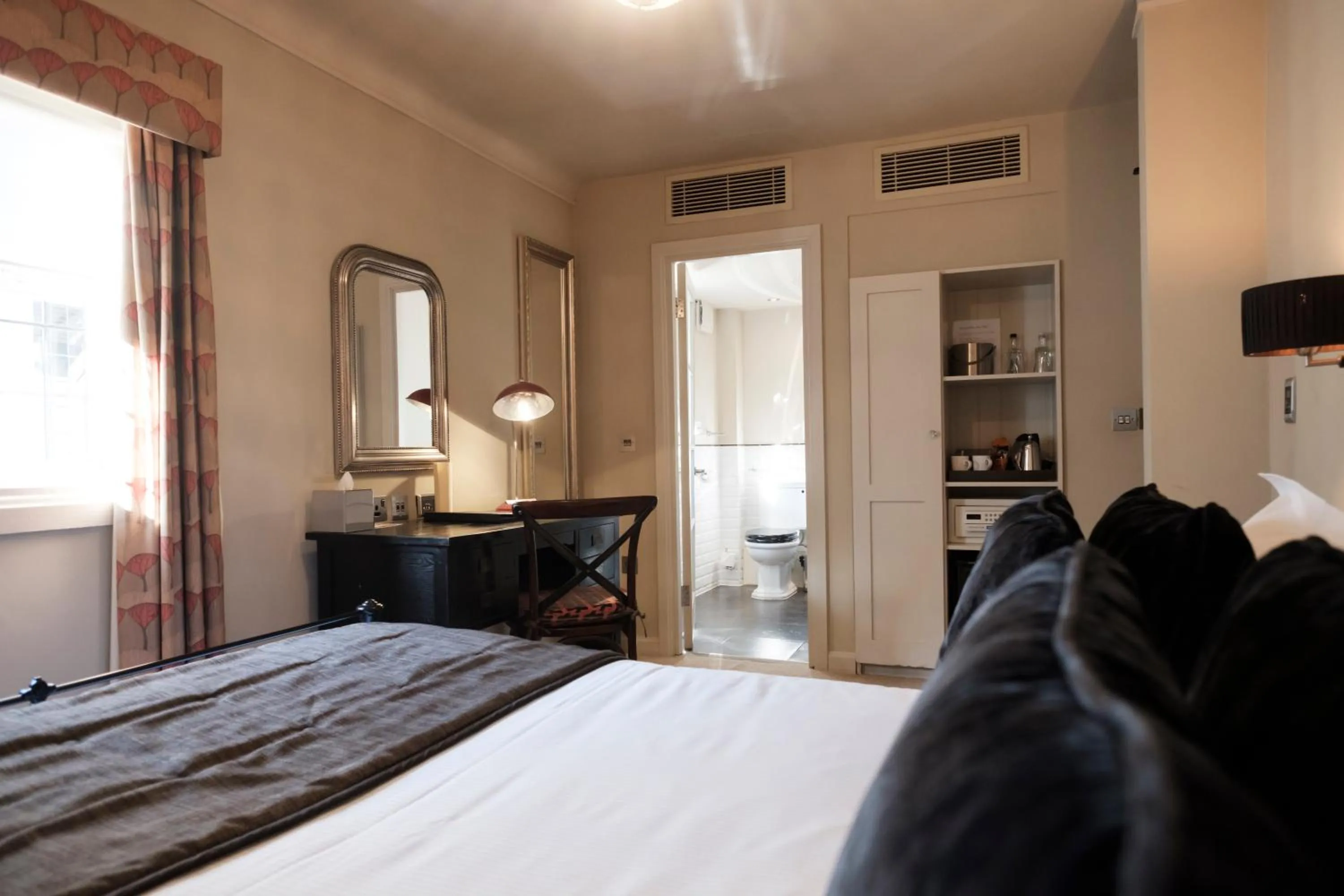 Photo of the whole room, Bed in The White Swan Hotel