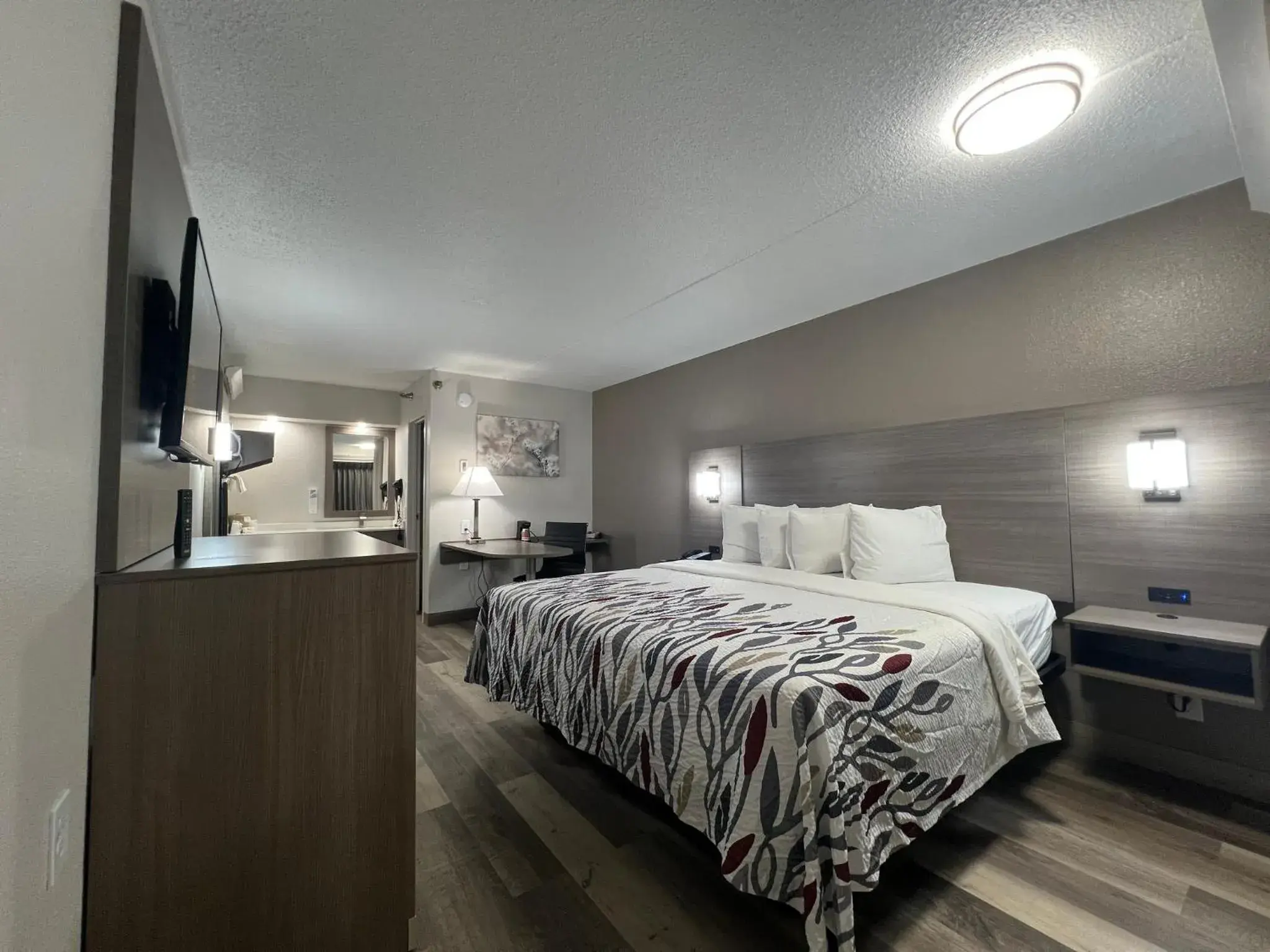 Superior King Room Smoke Free in Red Roof Inn Lexington South Superior King Room Smoke Free in Red Roof Inn Lexington South