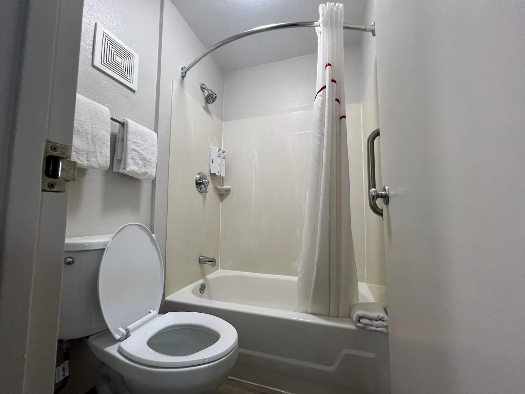 Bathroom in Red Roof Inn Lexington South