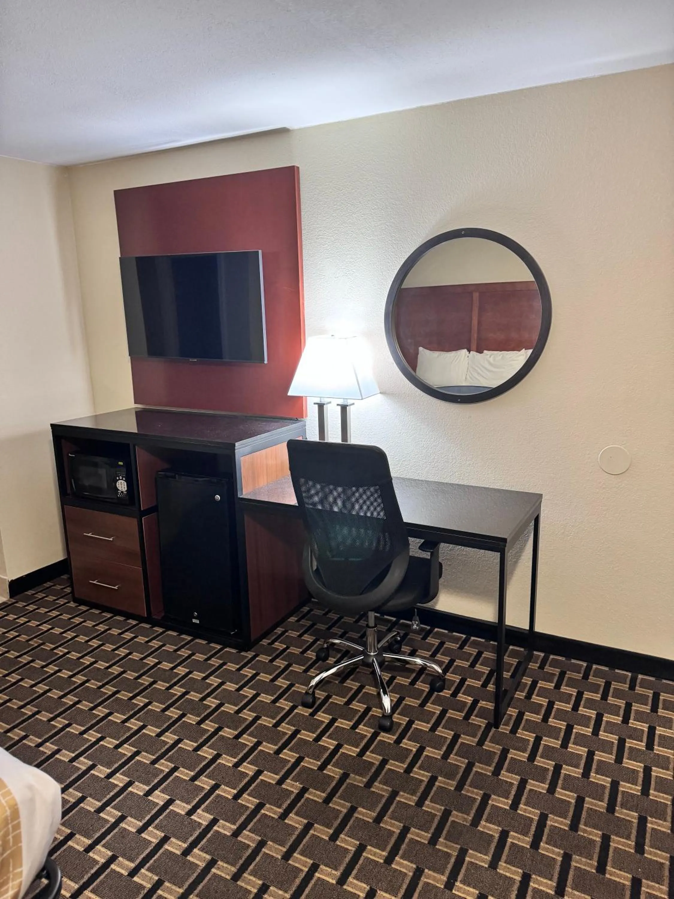 TV and multimedia in Travelodge by Wyndham Jackson I-40 Exit 82
