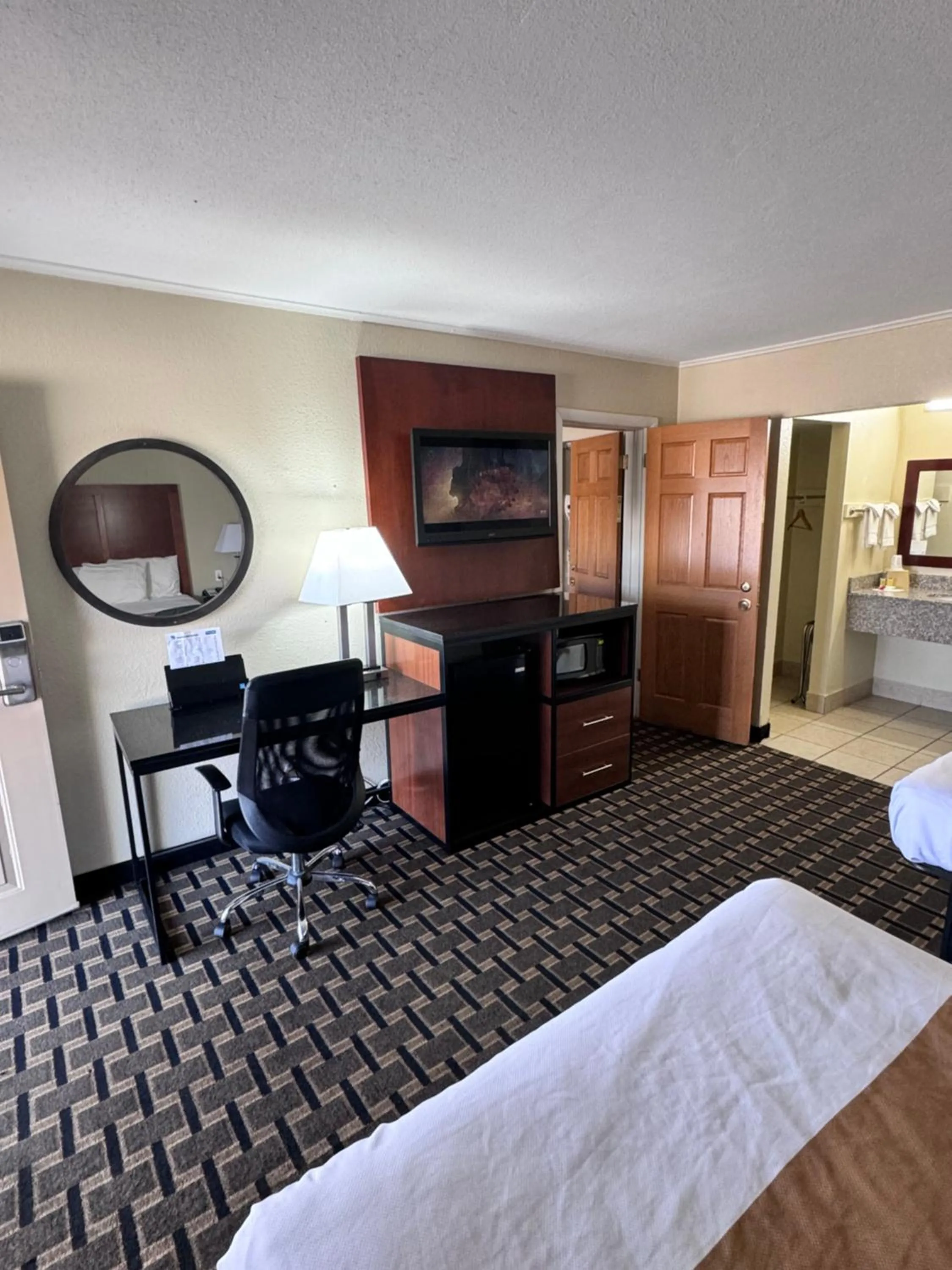 Communal lounge/ TV room, Bed in Travelodge by Wyndham Jackson I-40 Exit 82