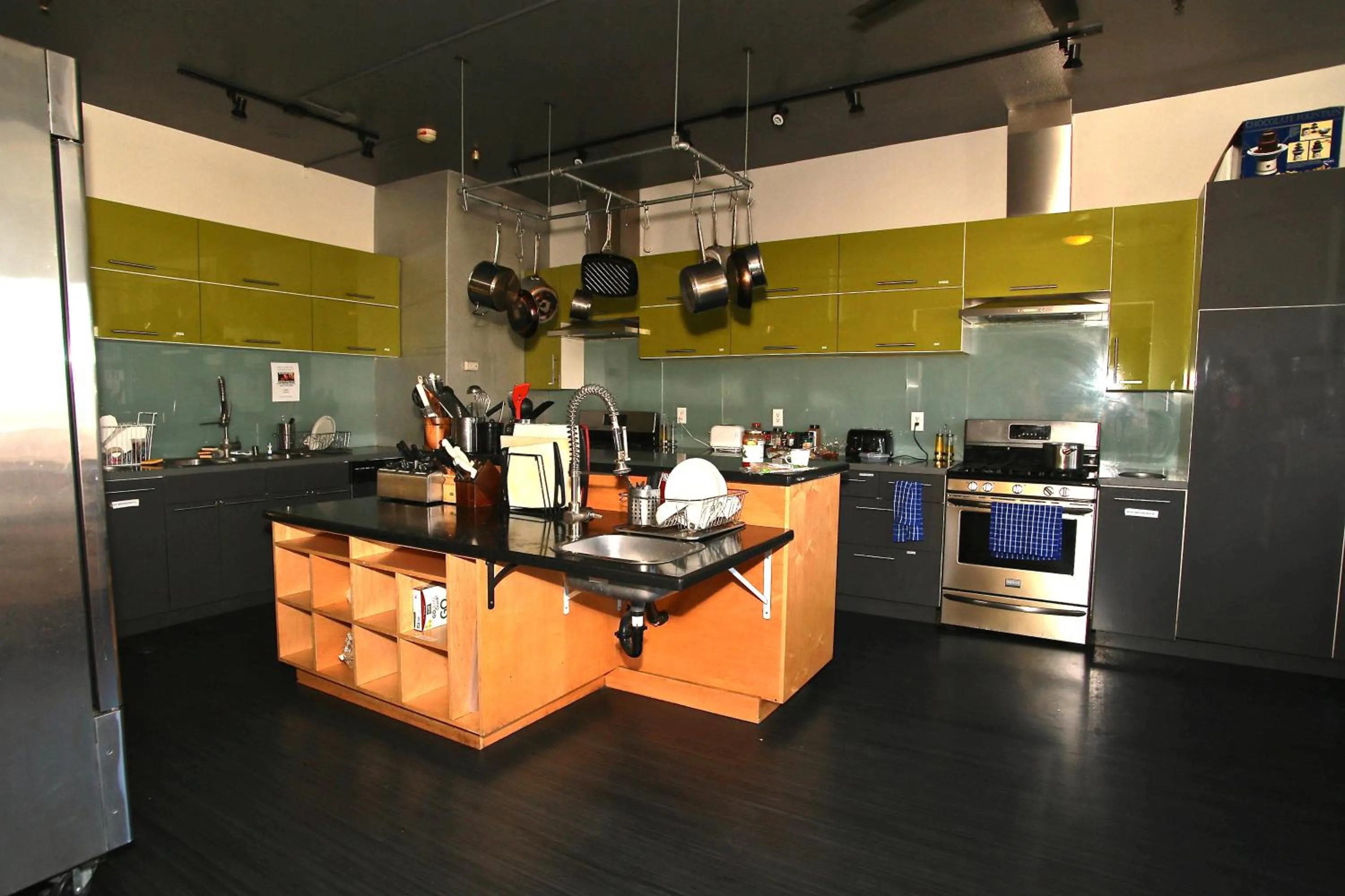 Kitchen or kitchenette in HI San Diego Downtown Hostel